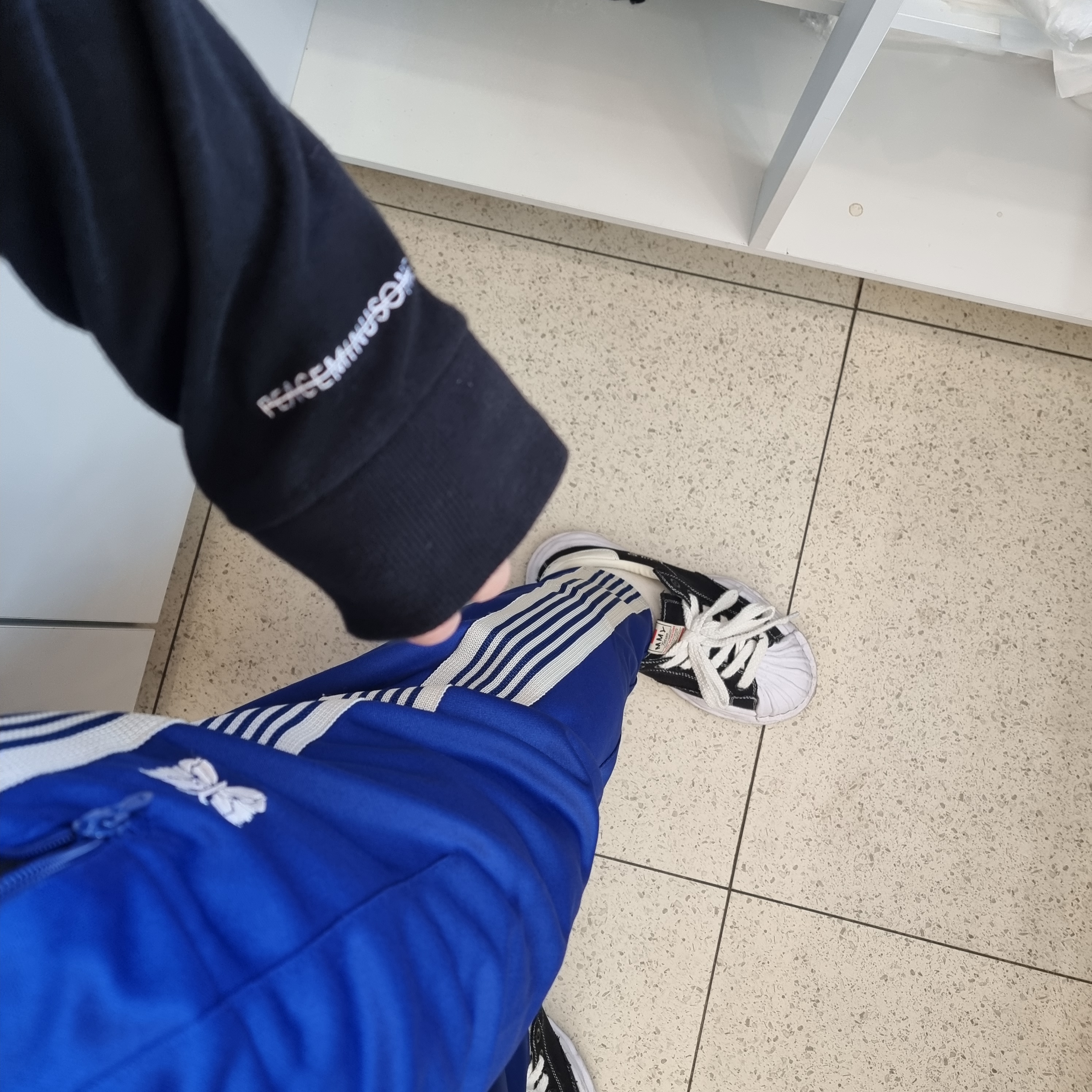 Nike x Peaceminusone LS T-Shirt Black (DR0098-010), Needles x Beaver H.D. Track Pants Poly Smooth Royal 착용 스타일