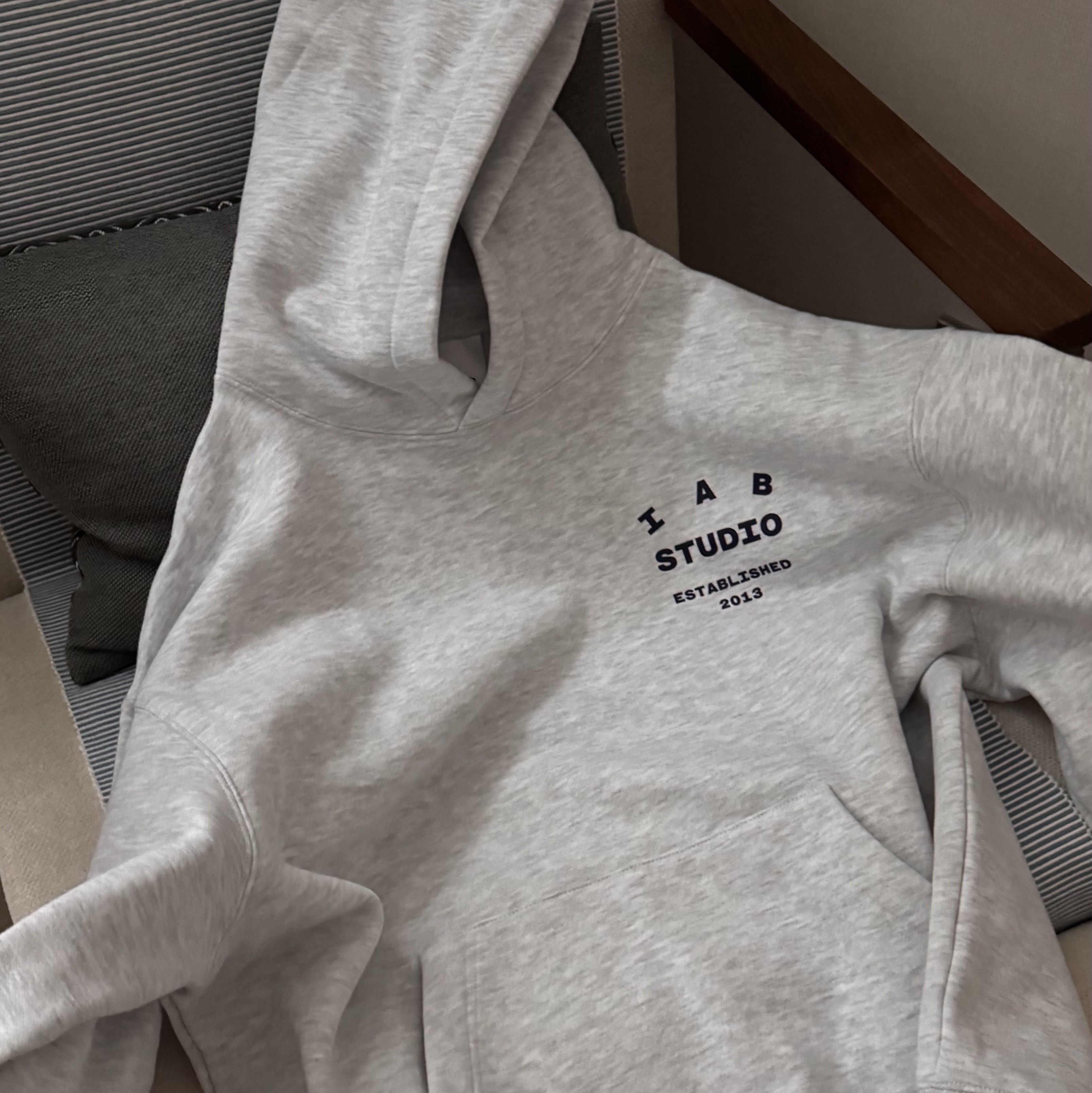 IAB Studio 25 Hoodie Light Gray Navy 착용 스타일