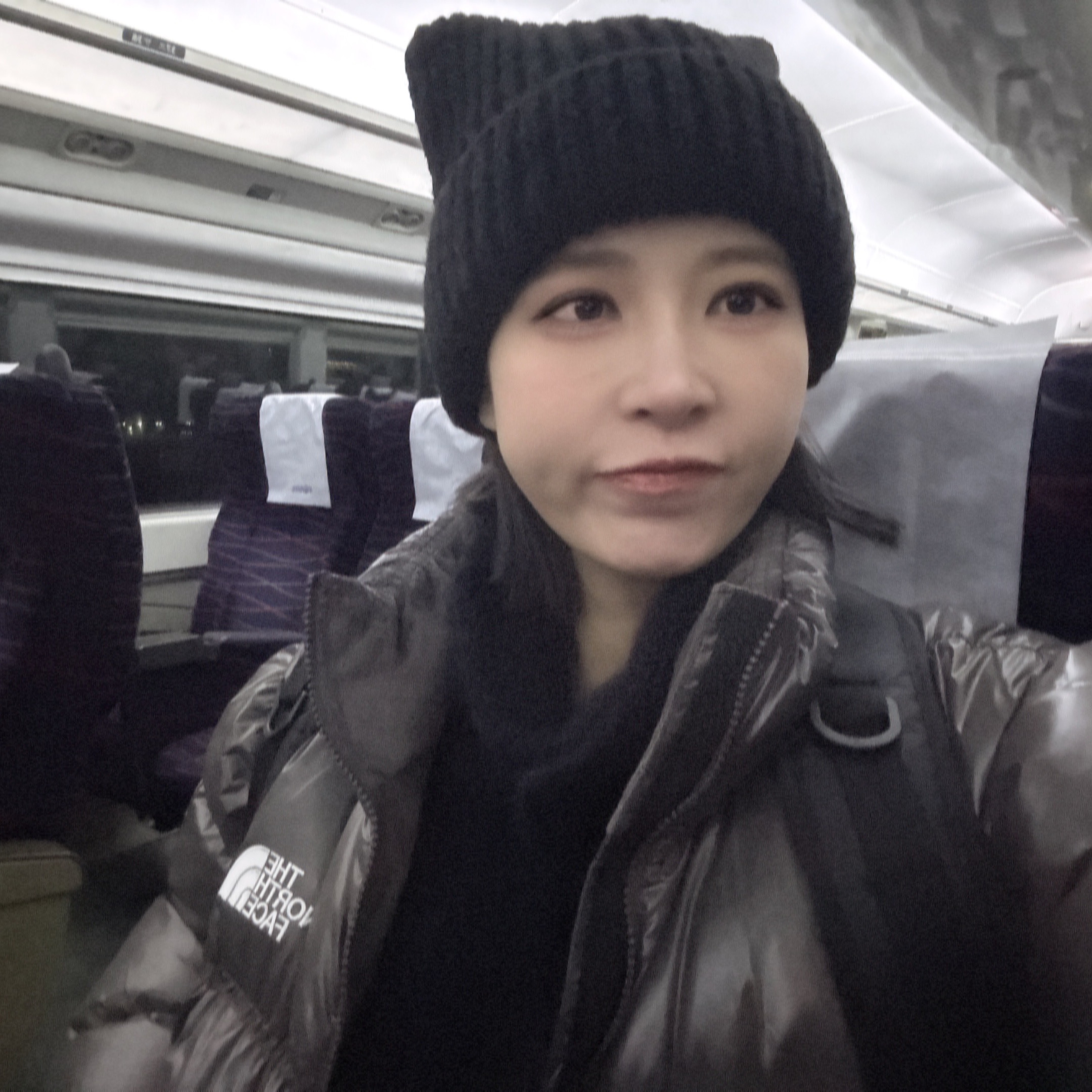 G-DRAGON Knit Cap Black, (W) The North Face Ella Down Jacket RDS Coffee Brown - 25FW 착용 스타일 - 2