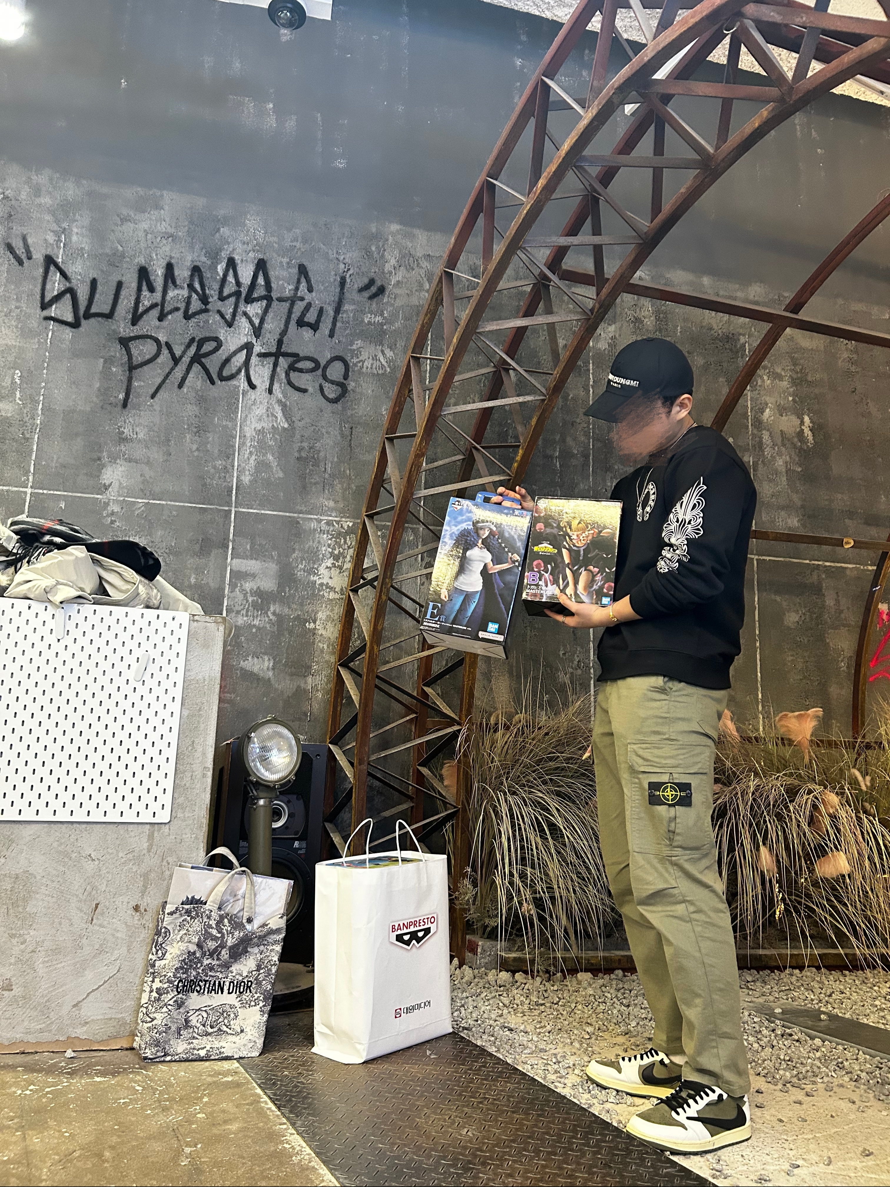Jordan 1 x Travis Scott Retro Low OG SP Reverse Olive, Wooyoungmi Embroidered Ball Cap Black 착용 스타일 - 1