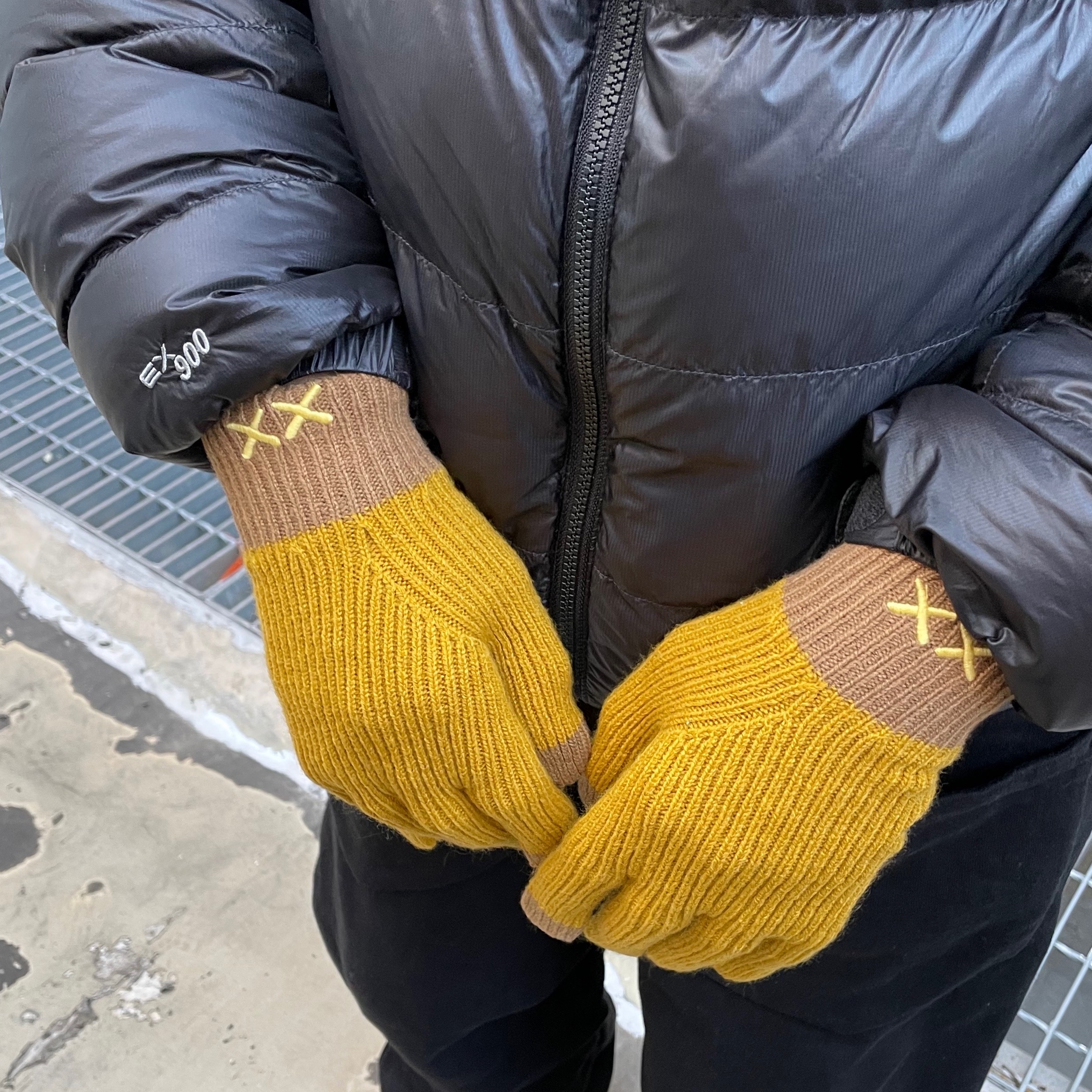 Uniqlo x Kaws Heattech Knit Scarf Yellow, Uniqlo x Kaws Heattech Knit Gloves Yellow 착용 스타일 - 3