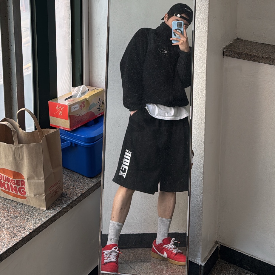 Palace x Oakley Fleece Black - 24FW, Nike SB Dunk Low Pro University Red White 착용 스타일 - 2