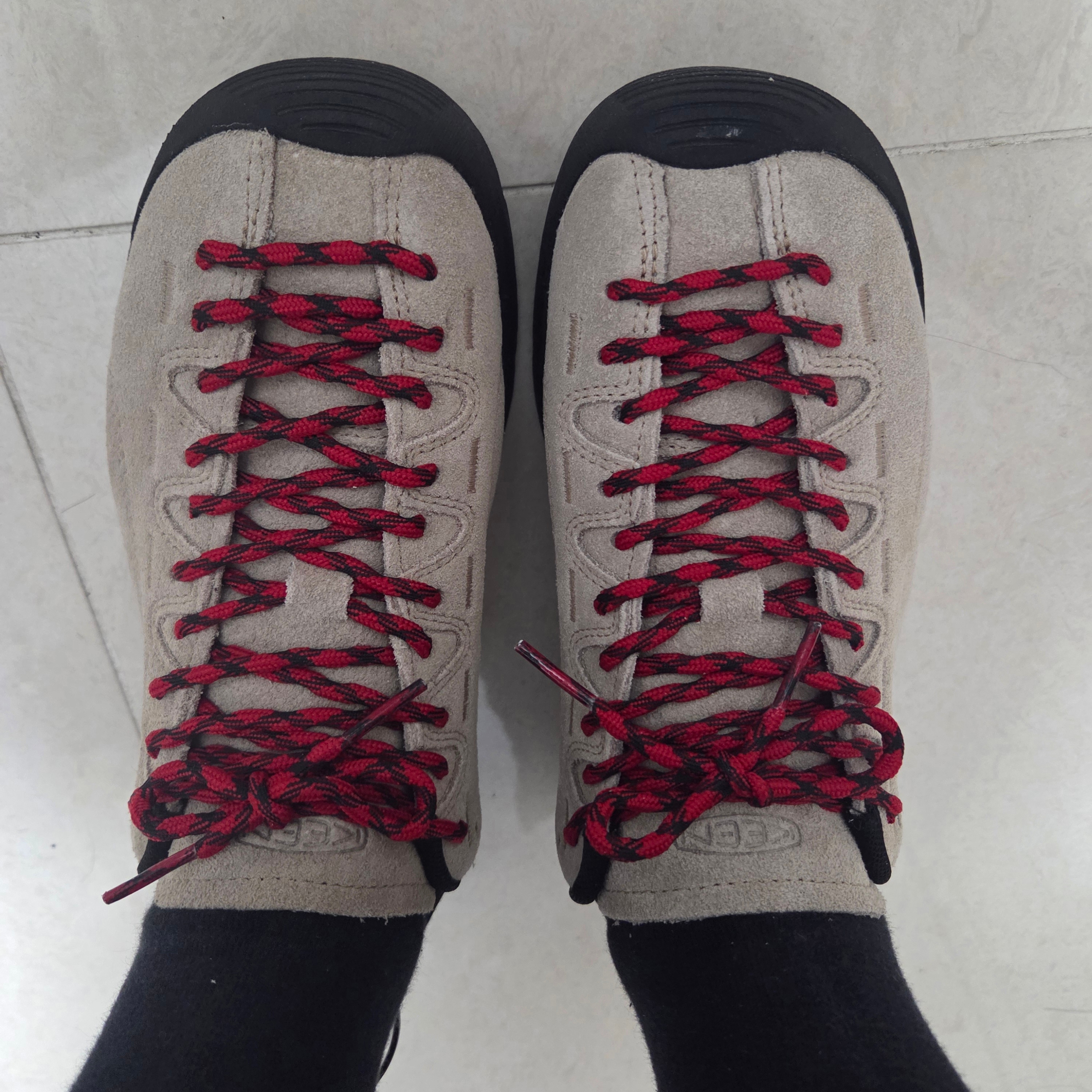 (W) Keen Jasper Suede Sneakers Silver Mink 착용 스타일 - 3