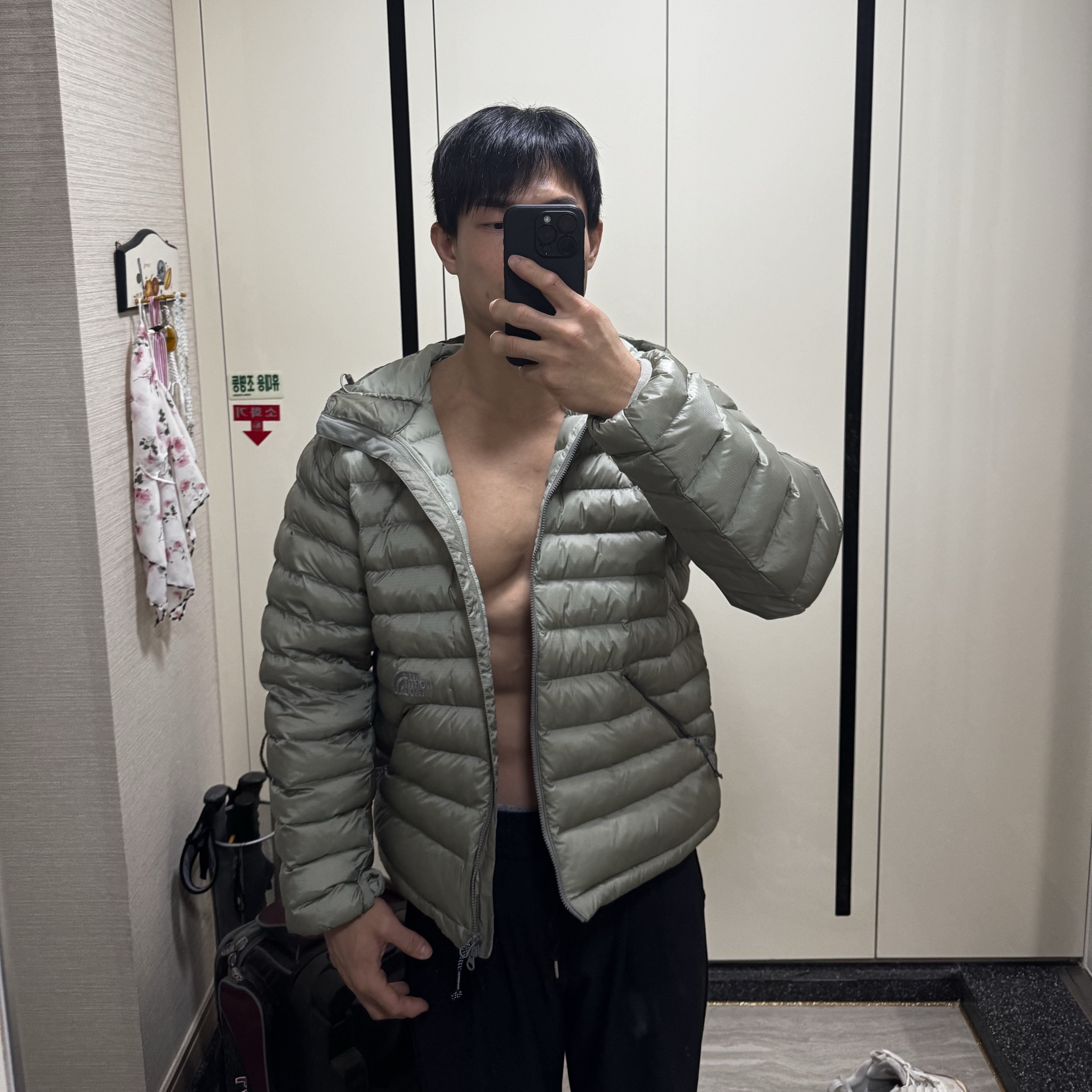 The North Face Ventus On Jacket Light Khaki 착용 스타일