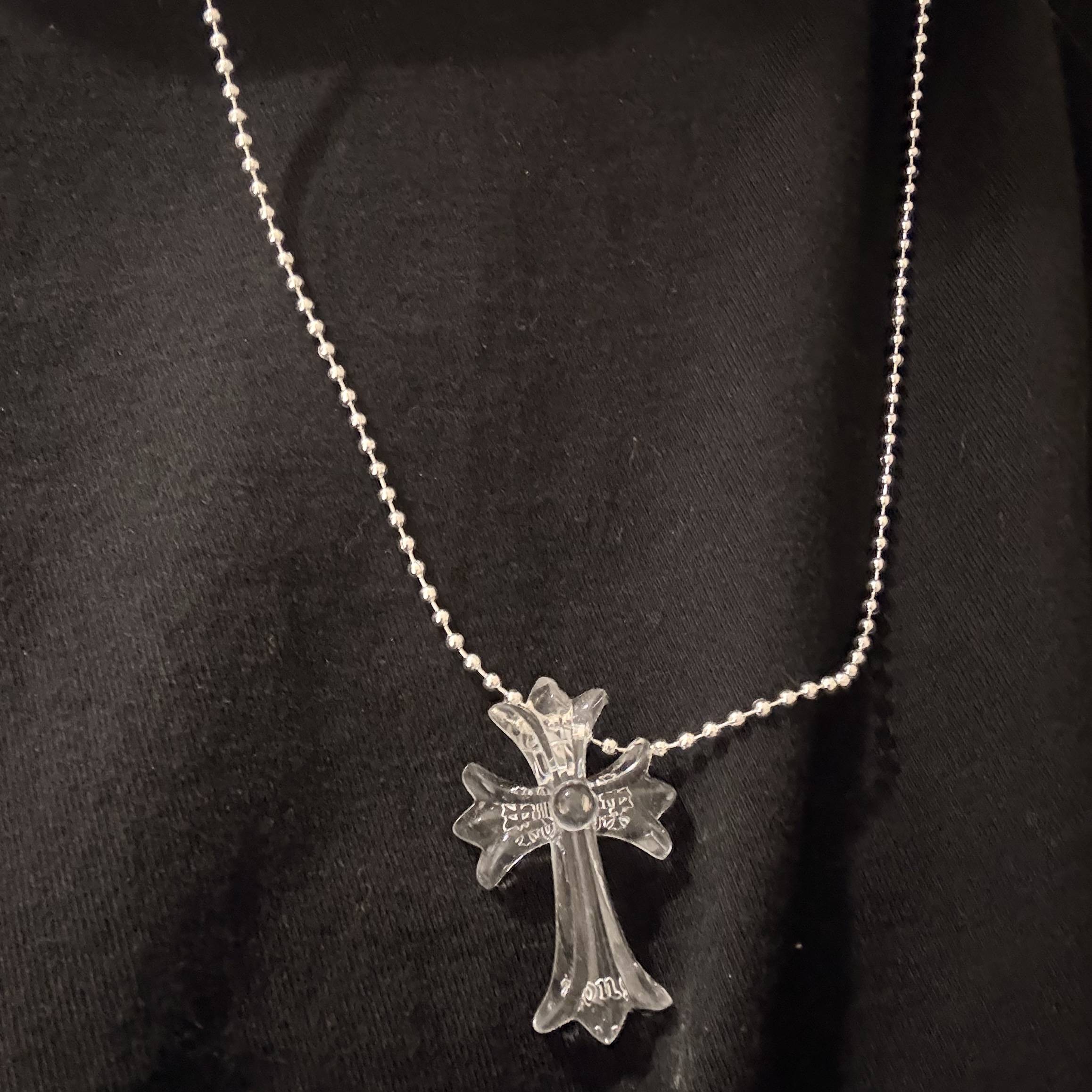 Chrome Hearts Silichrome CH Cross Pendant Clear 2025 착용 스타일 - 2