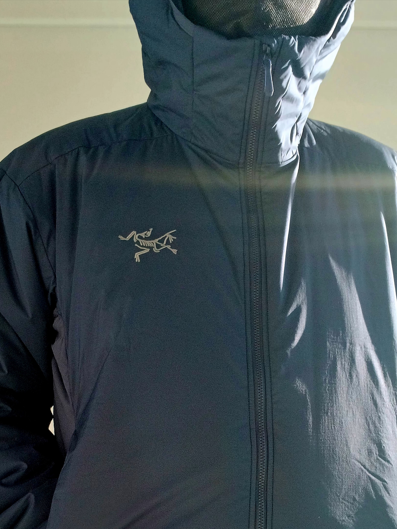 Arc'teryx Bird Word Cap 24K Black, Arc'teryx Atom SV Hoody Black Sapphire 착용 스타일 - 4
