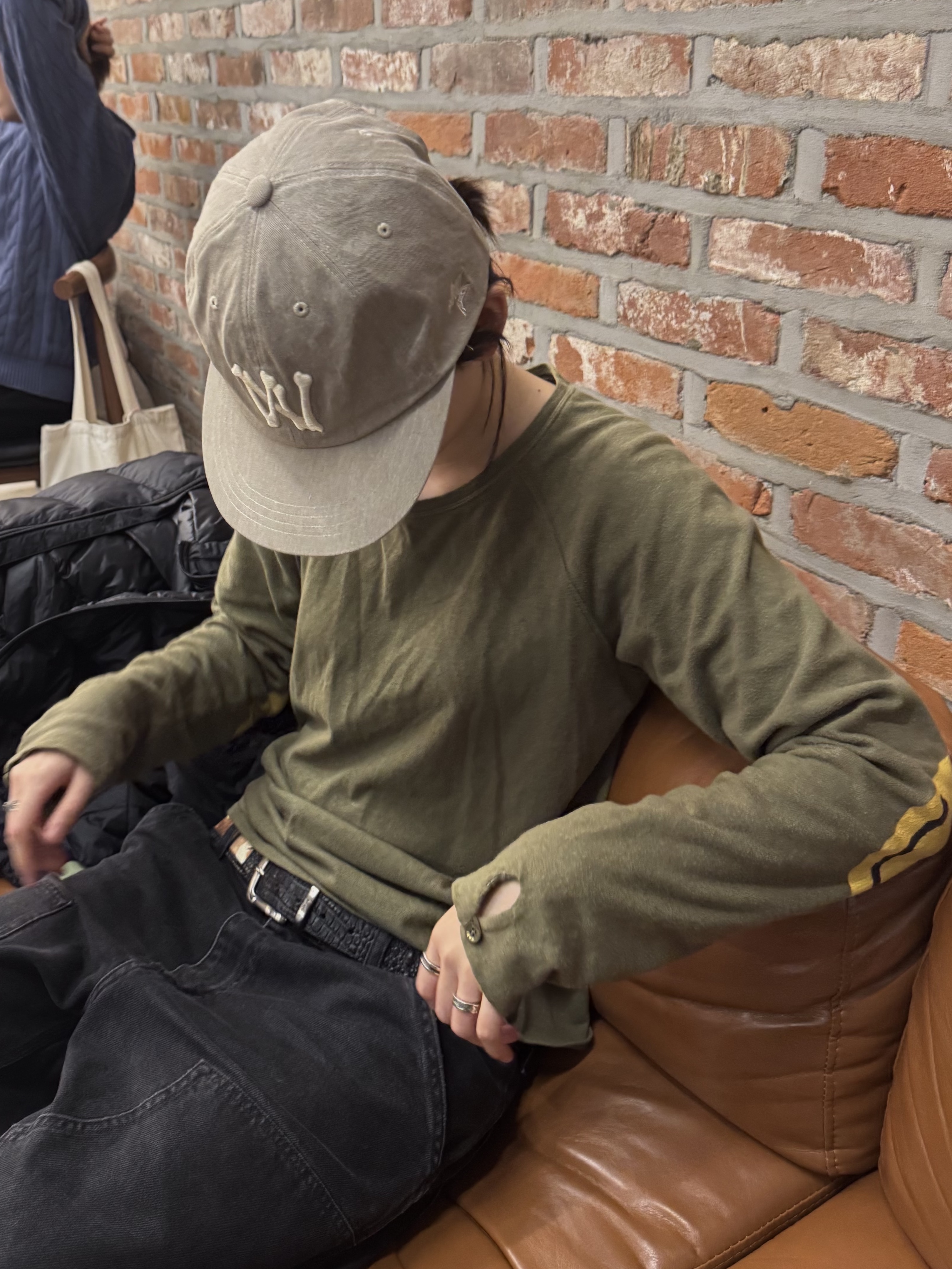 Aoiro 6-Panel Bone A/N Cap  Sand, Kapital Gauze Chef Long Sleeve T-Shirt Rainbowy Patch Black 착용 스타일 - 2