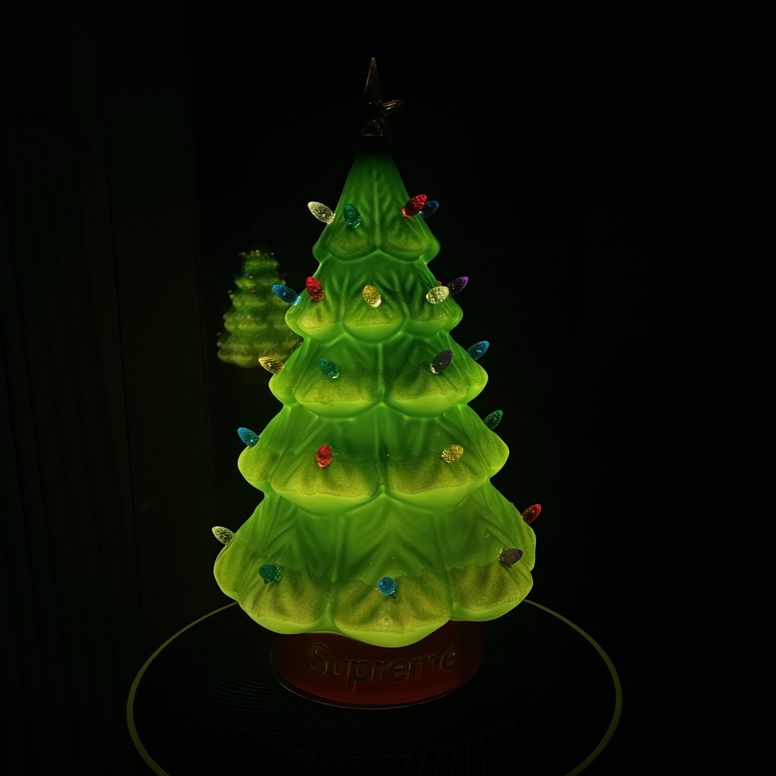 Supreme 15" Holiday Tree Green - 25FW 착용 스타일 - 1