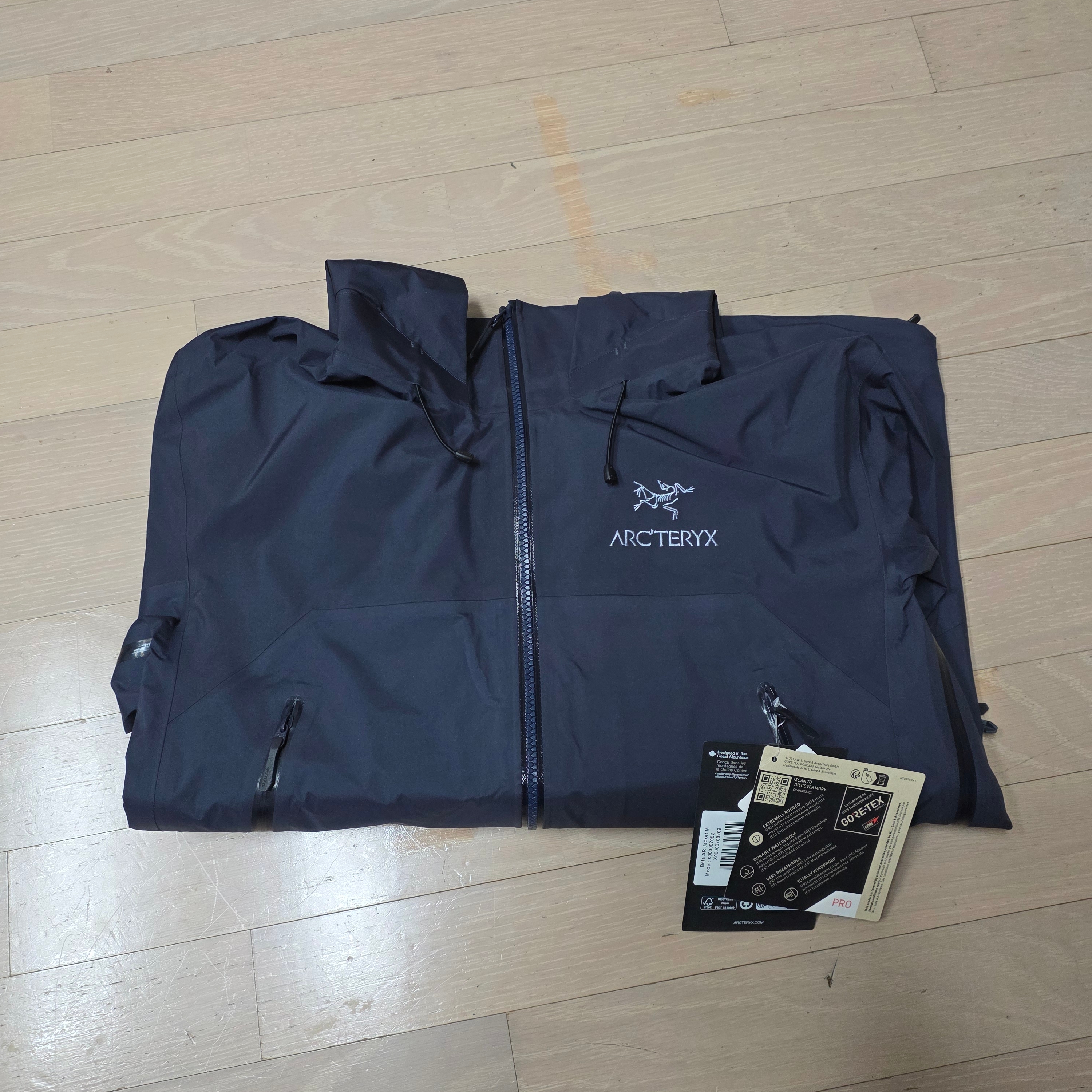 Arc'teryx Beta AR Jacket Black Sapphire 착용 스타일 - 2