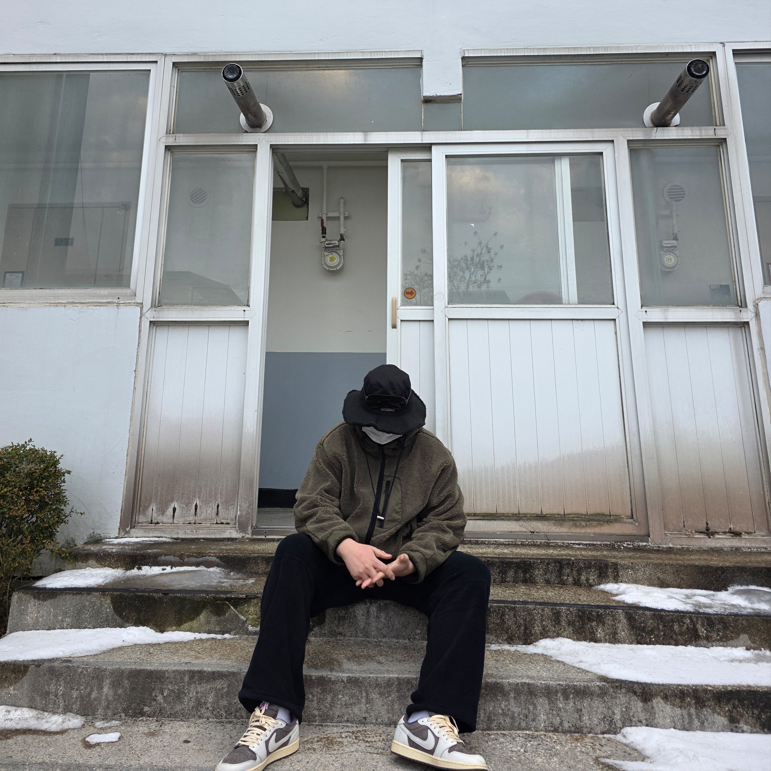 Jordan 1 x Travis Scott Retro Low OG SP Sail and Ridgerock, [FW25] moif Hiker Hooded Fleece Jumper Olive 착용 스타일 - 2