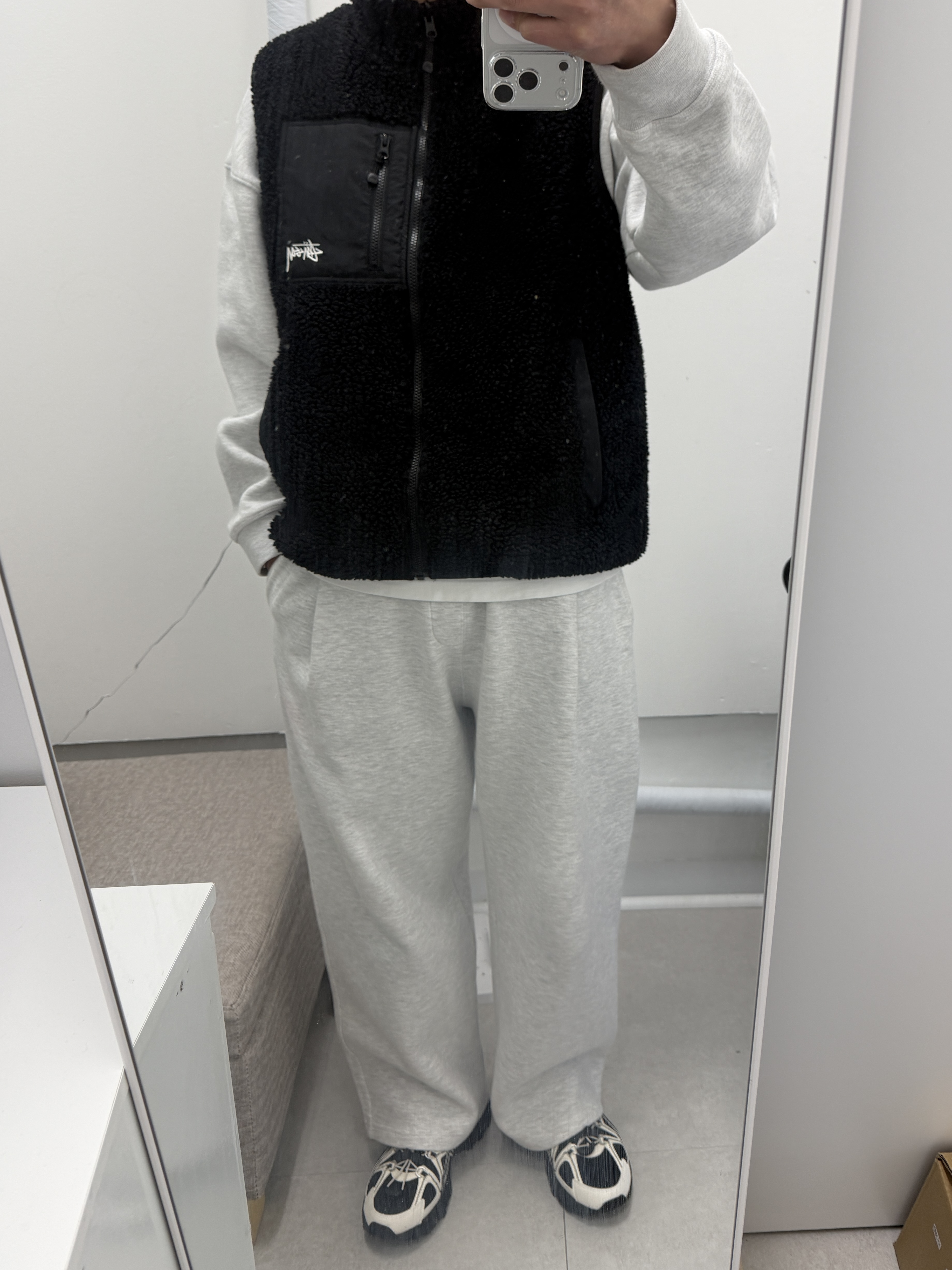 Stussy Sherpa Reversible Vest Black 착용 스타일 - 1