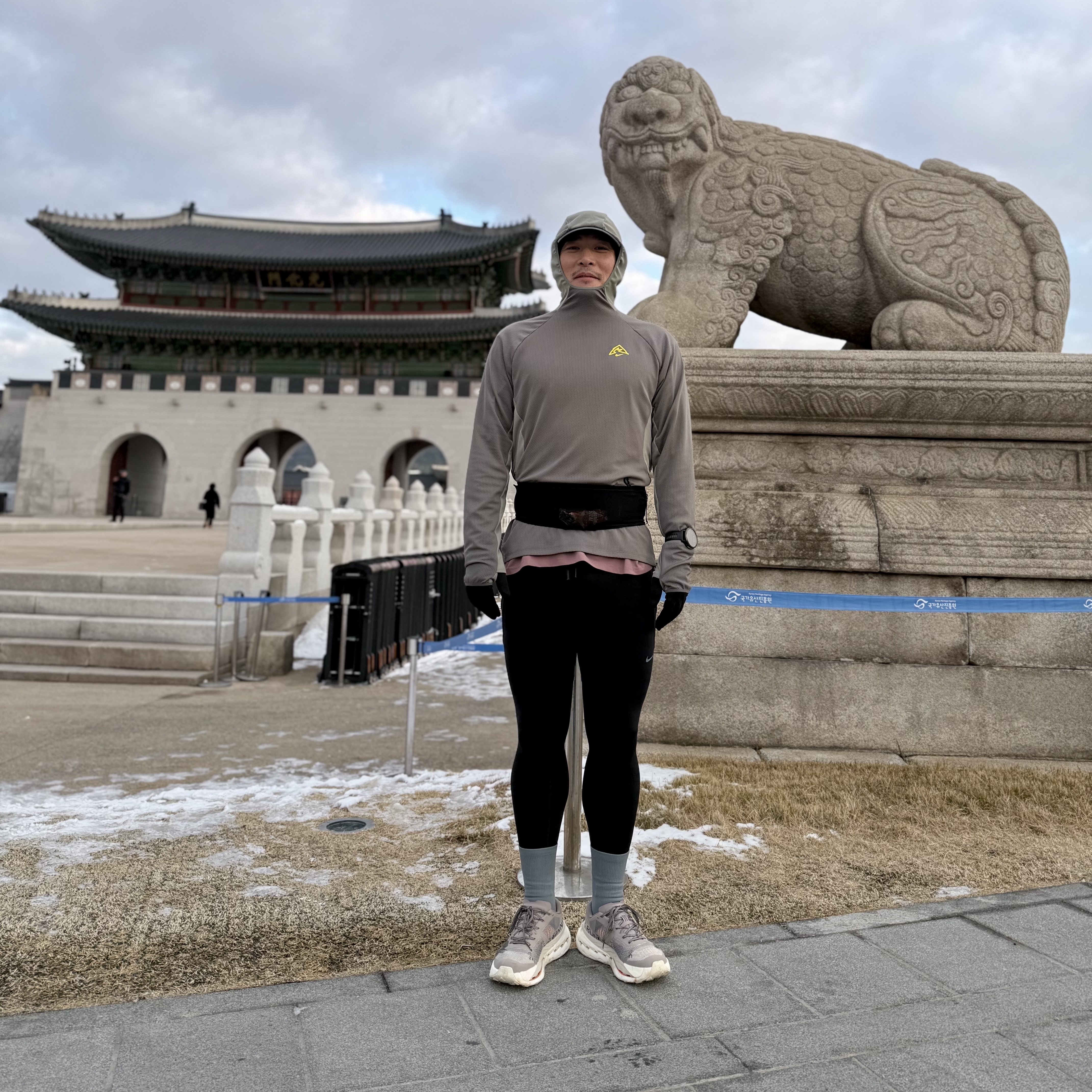 On Running Cloudultra Pro Cinder Pearl, Arc'teryx Norvan Belt Black 착용 스타일
