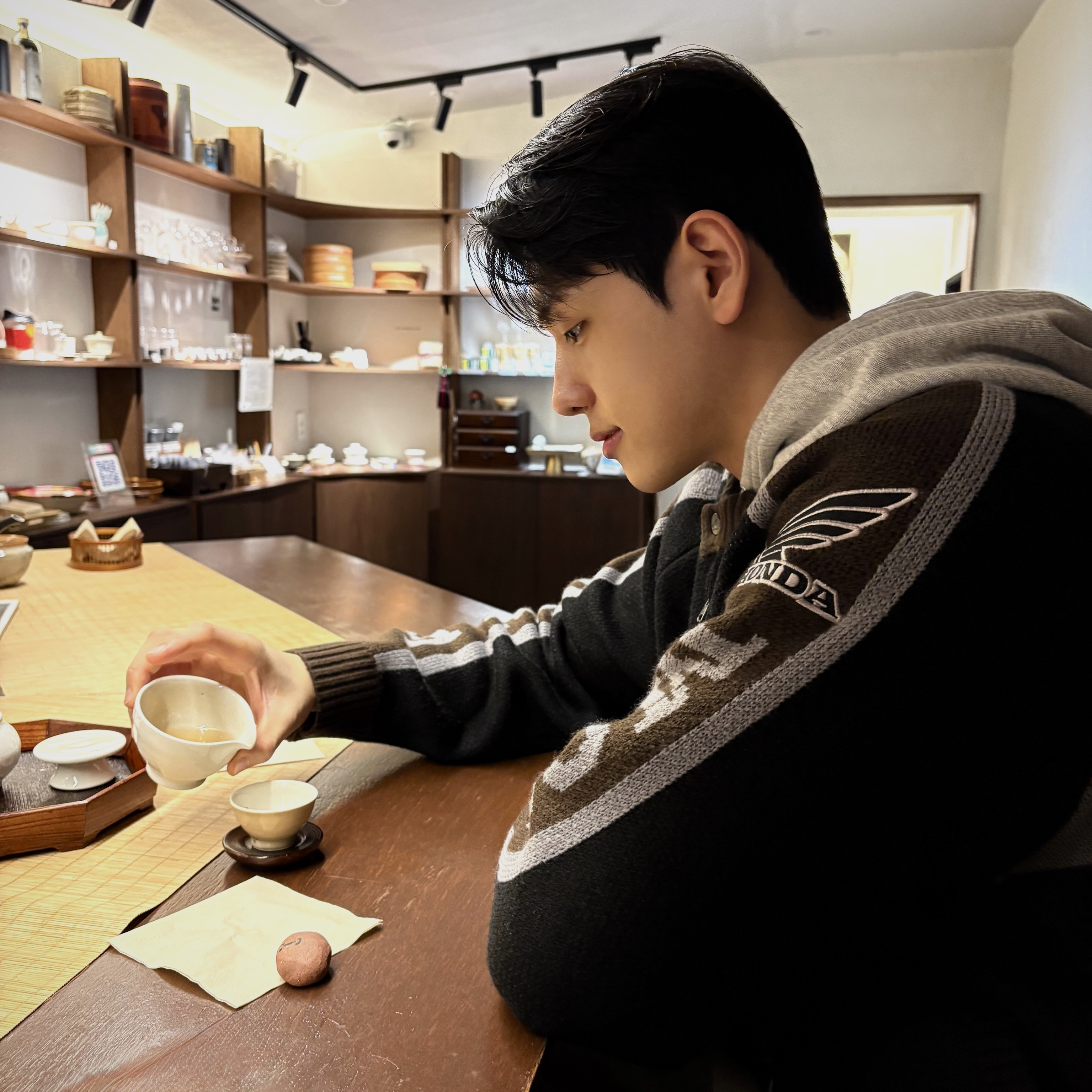[KREAM 단독] Honda Big Logo Knit Zip-up Brown 착용 스타일 - 1