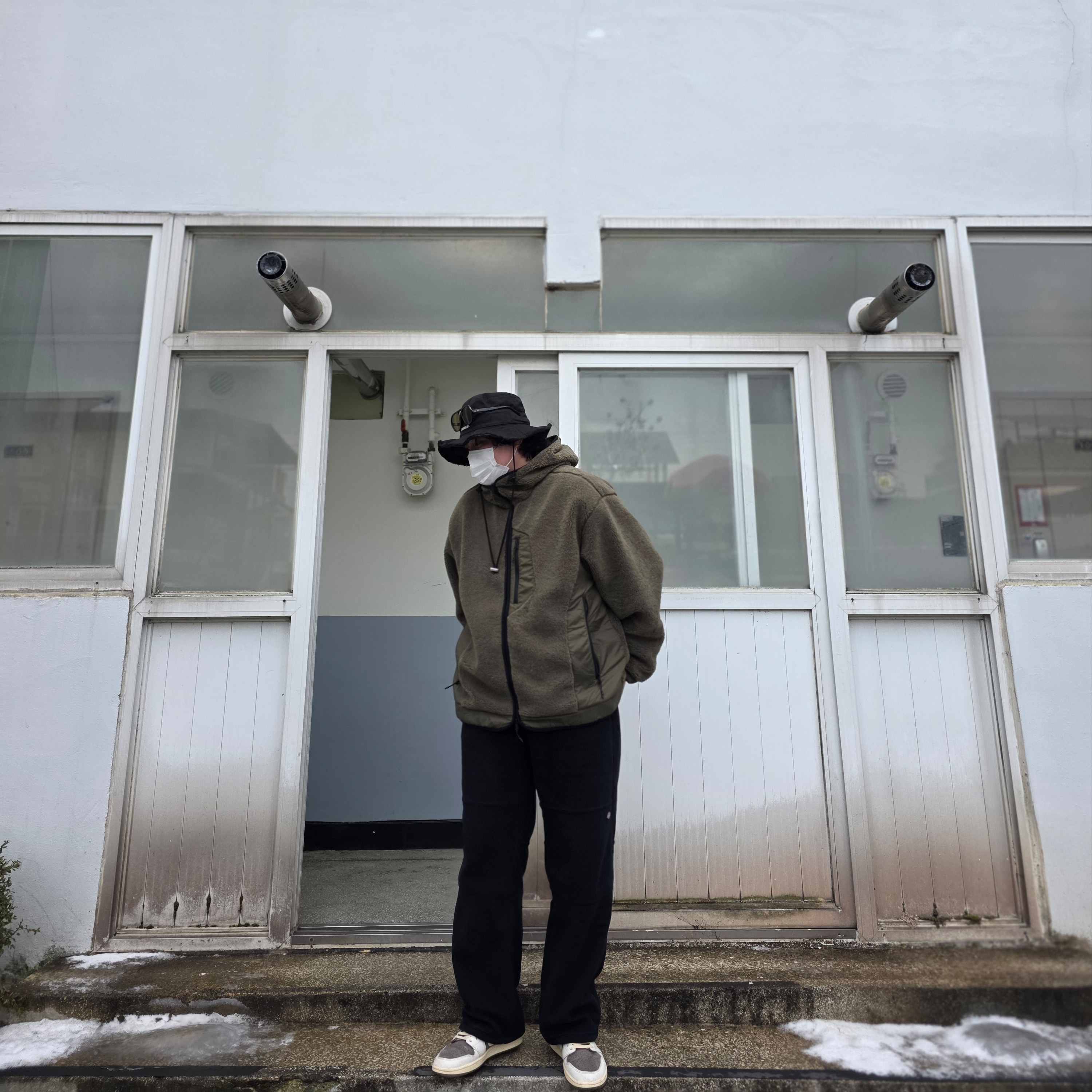 Jordan 1 x Travis Scott Retro Low OG SP Sail and Ridgerock, Jacquemus Le Bob Artichaut Bucket Hat Black 착용 스타일 - 1