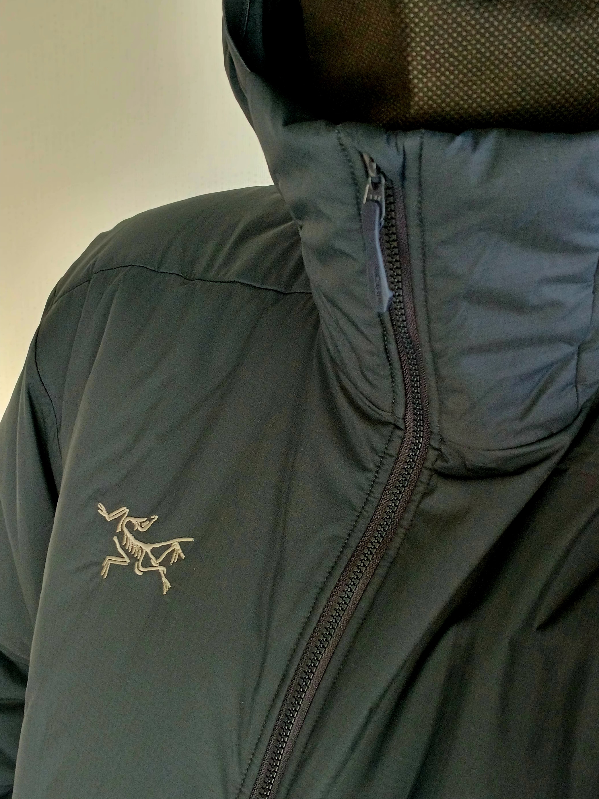 Arc'teryx Bird Word Cap 24K Black, Arc'teryx Atom SV Hoody Black Sapphire 착용 스타일 - 2