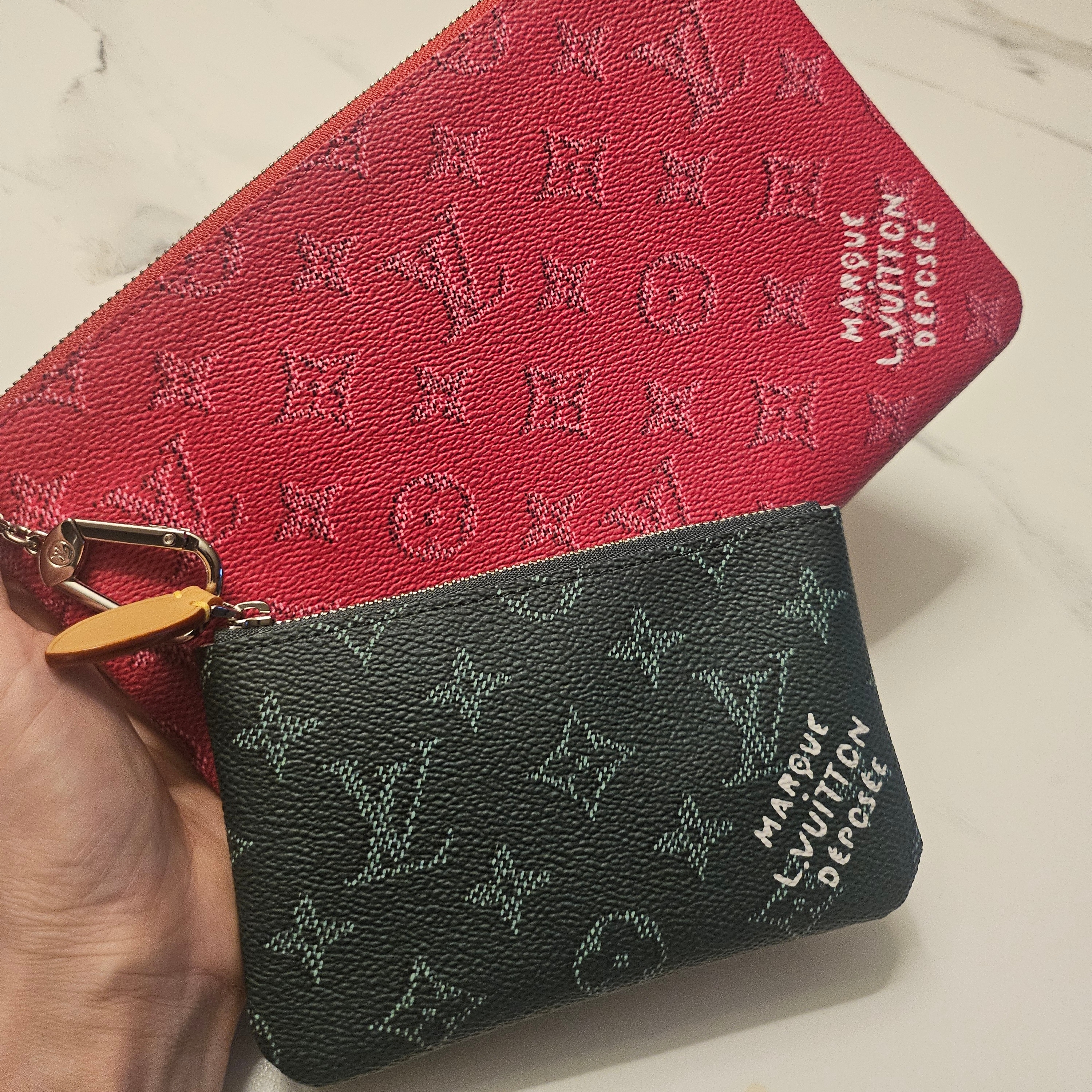 Louis Vuitton Monogram Heritage Key Pouch S Epicea, Louis Vuitton Monogram Heritage Key Pouch M Pondichery Pink 착용 스타일