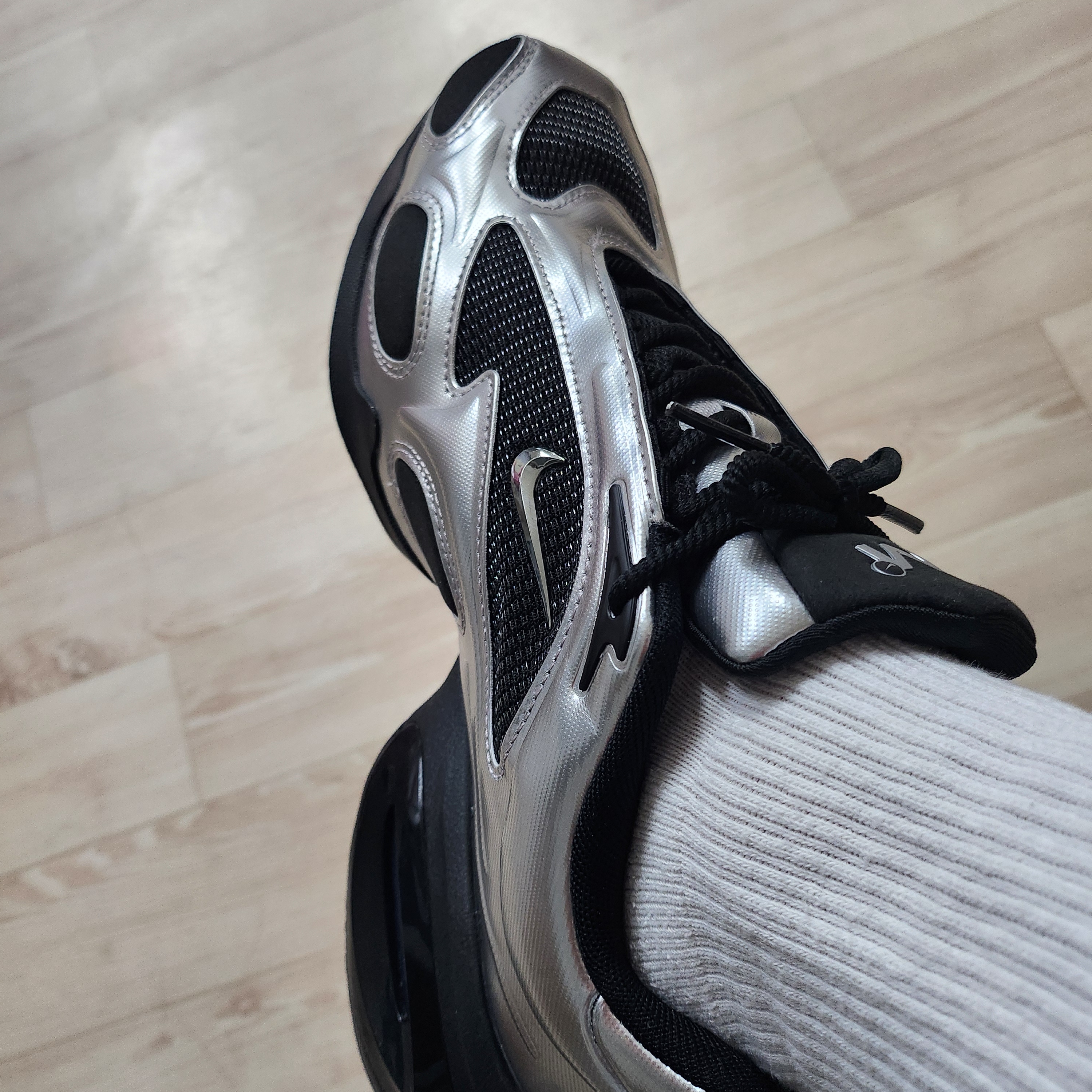 (W) Nike Air Max Muse Black and Metallic Silver 착용 스타일