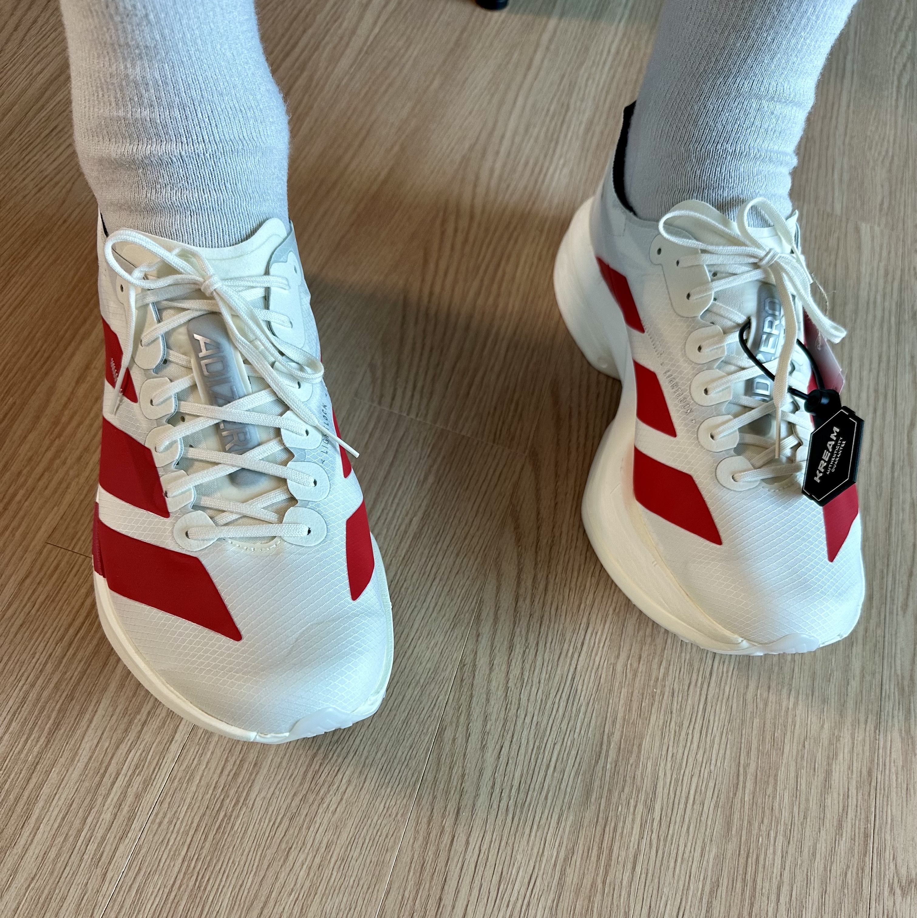 Adidas Adizero Adios Pro 4 Off White Better Scarlet 착용 스타일 - 3