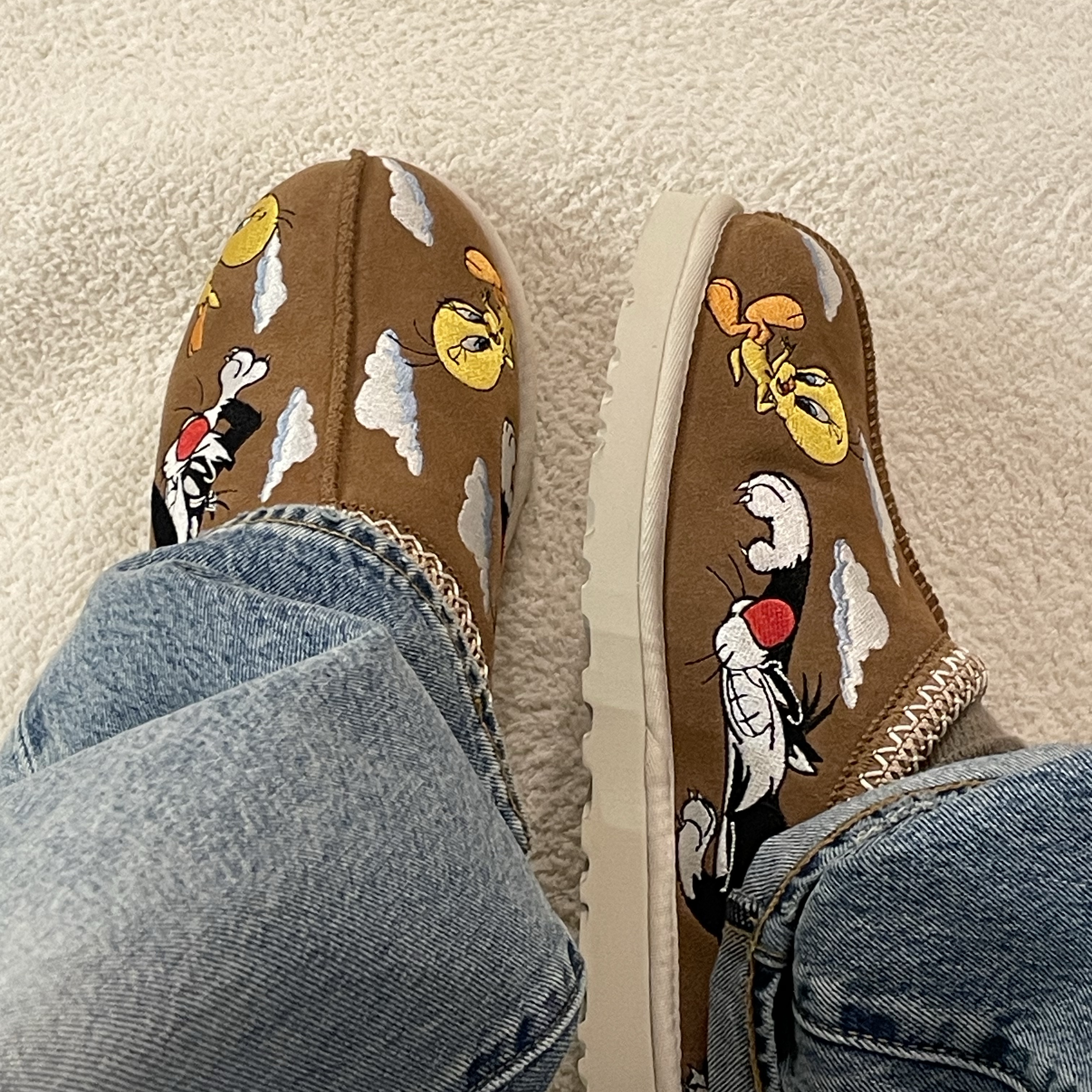 UGG x Palace x Looney Tunes Tasman Slipper Chestnut 착용 스타일 - 2