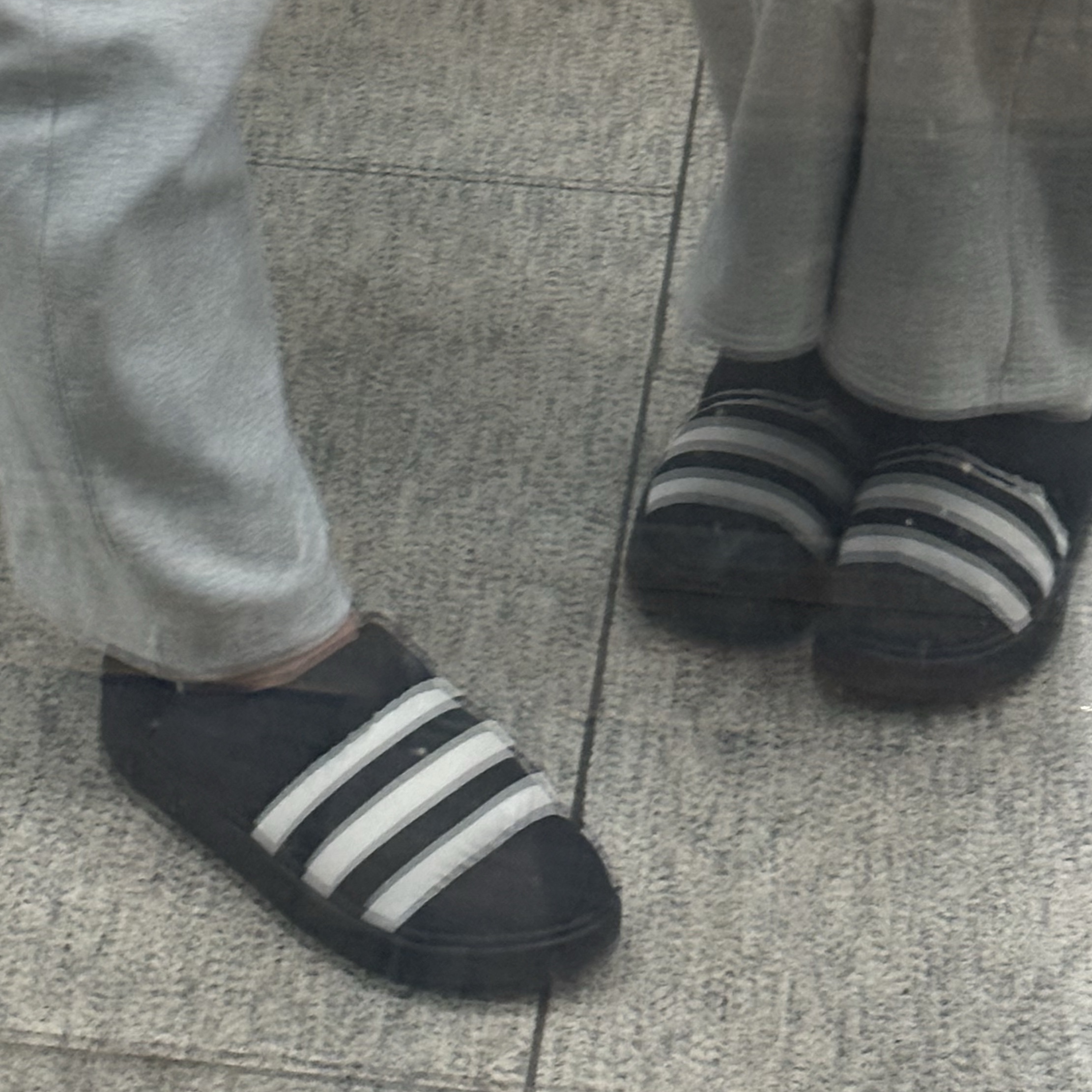 Adidas Puffylette Core Black 착용 스타일