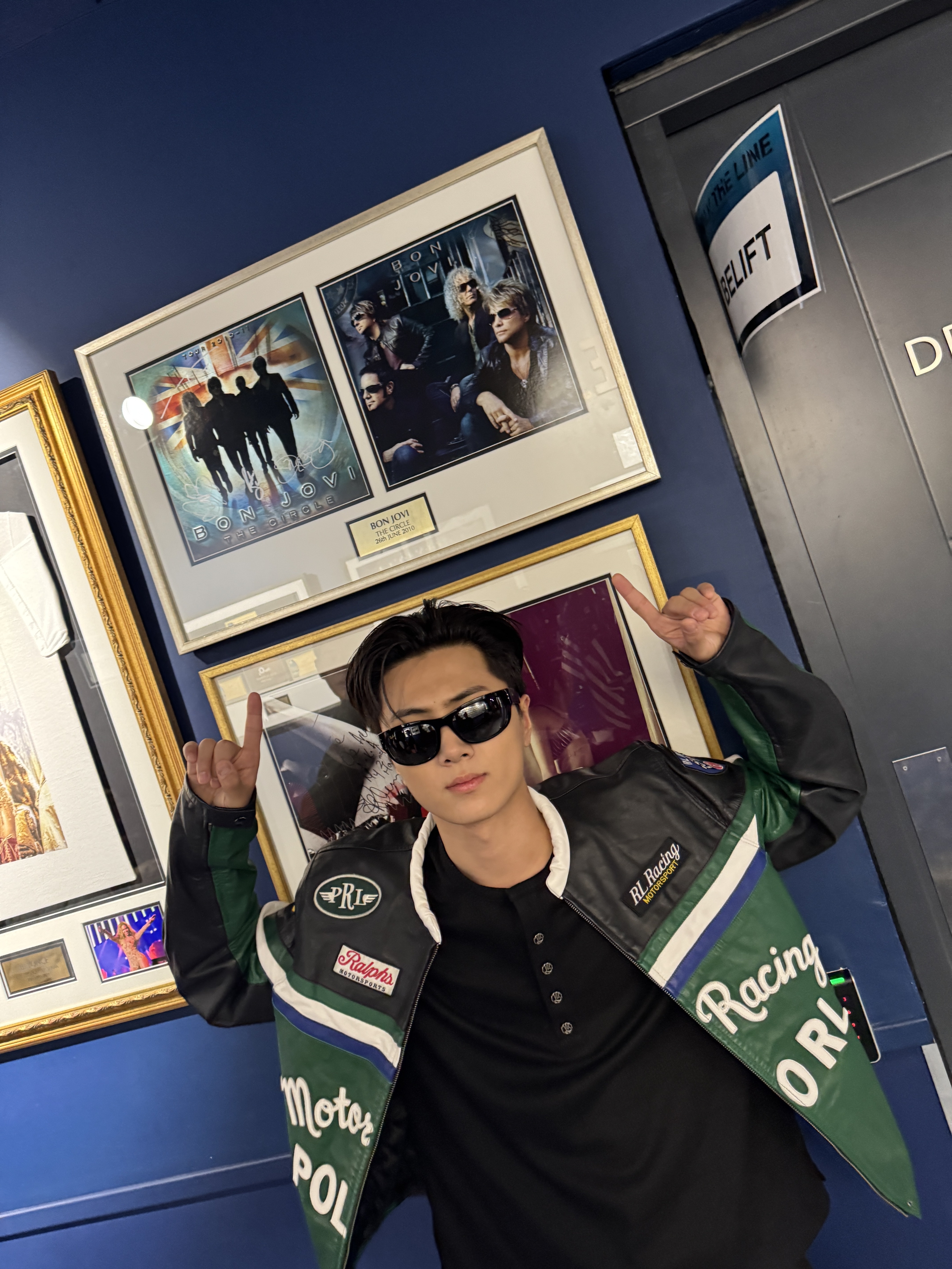 WESLEY HYUSTON W Metal Button Henley Neck Knit Black, Ray-Ban Mega Balorama Blacked Out Collection Polished Black Frame Dark Grey Lenses High Bridge Fit 착용 스타일