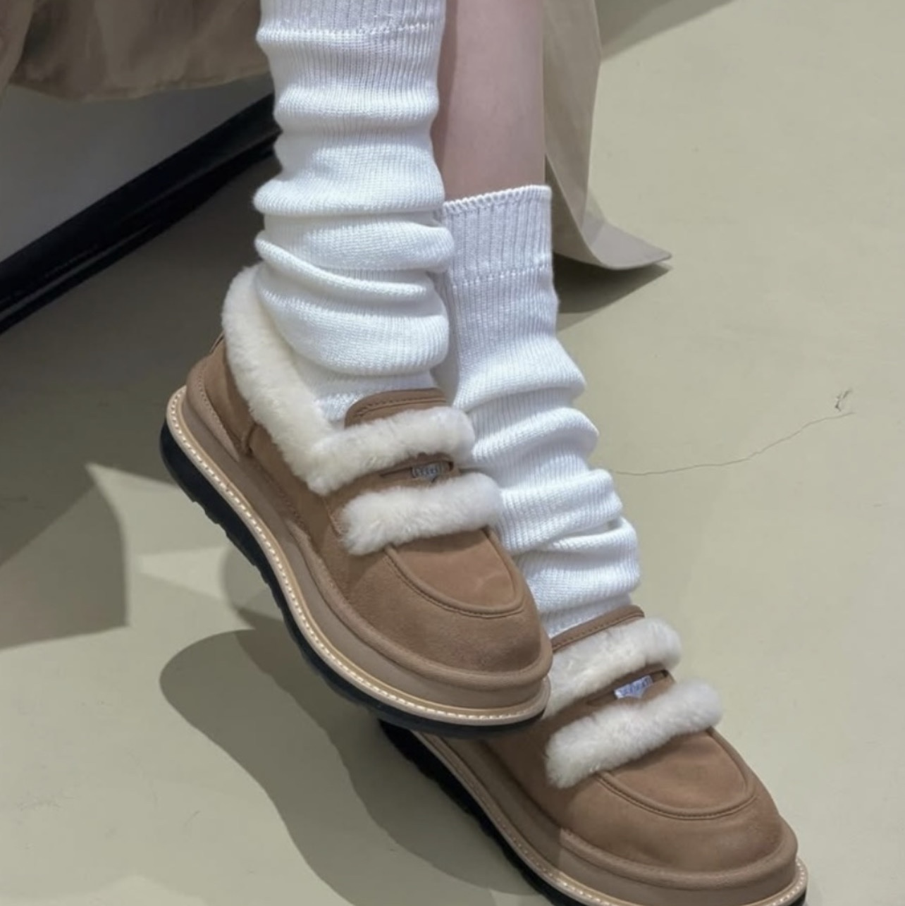 UGG x Sacai Loafer Chestnut 착용 스타일 - 1
