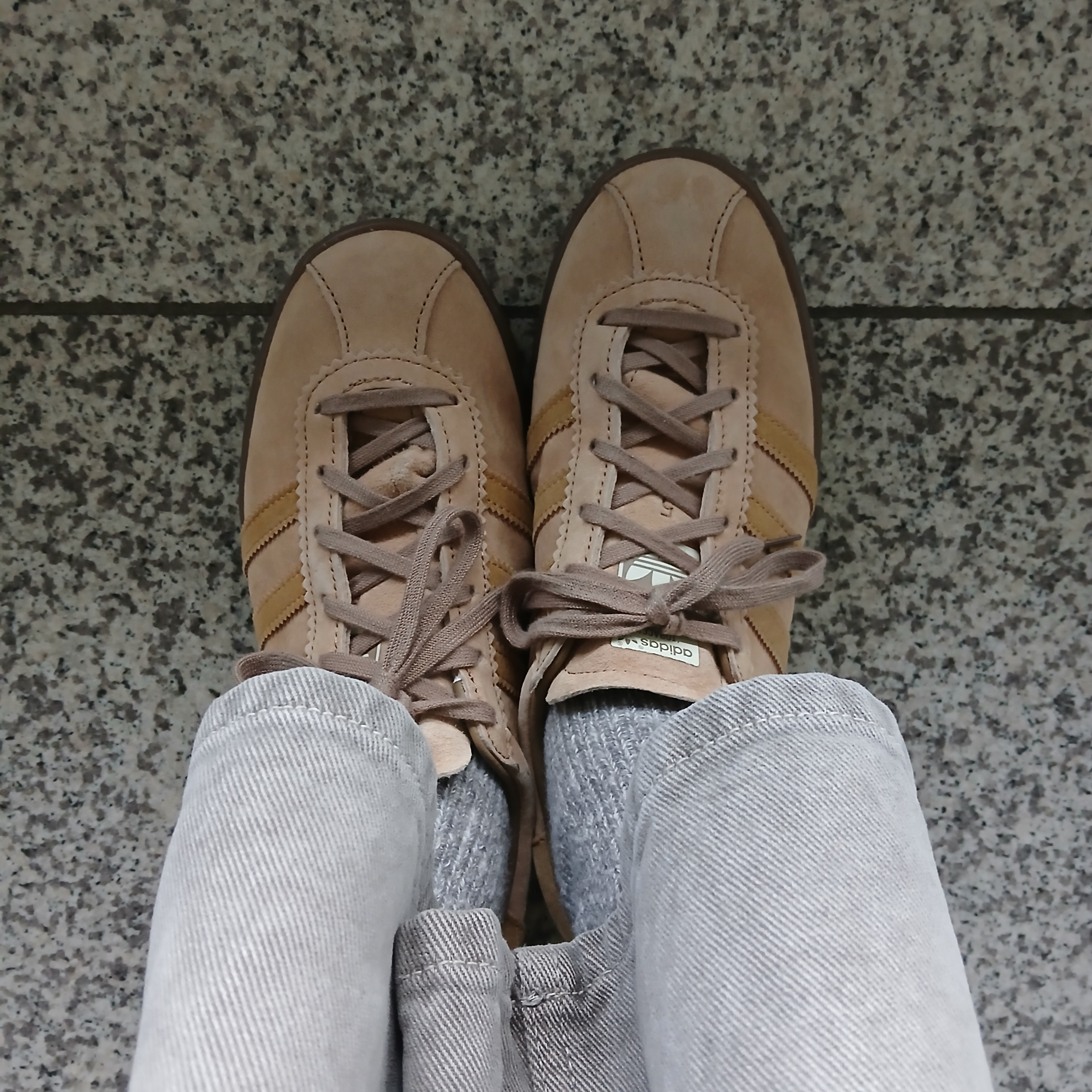 Adidas Tobacco Pantone Mesa 착용 스타일 - 1