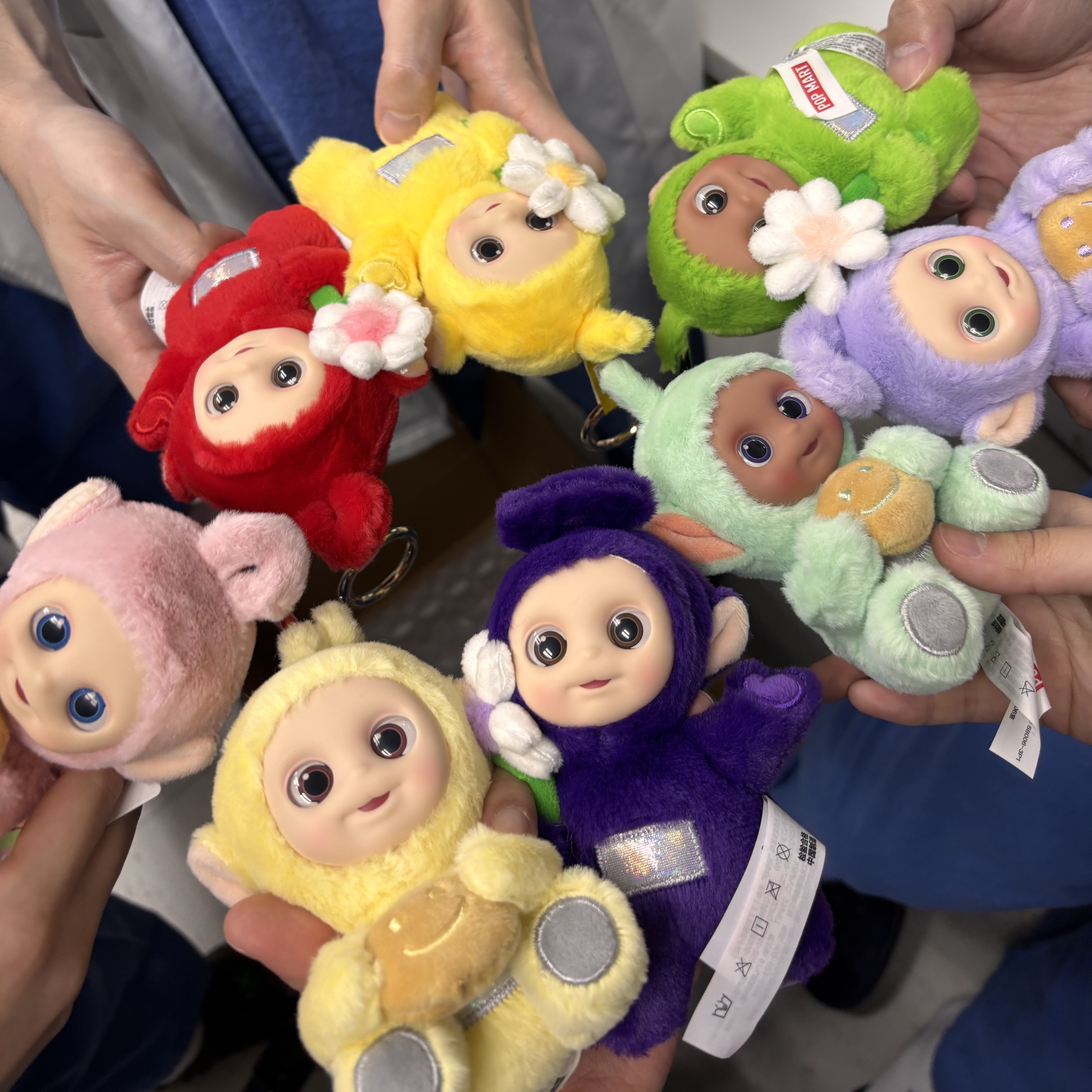 Pop Mart Teletubbies Say Hello Series Figures Sealed Case (8 Blind Boxes) 착용 스타일
