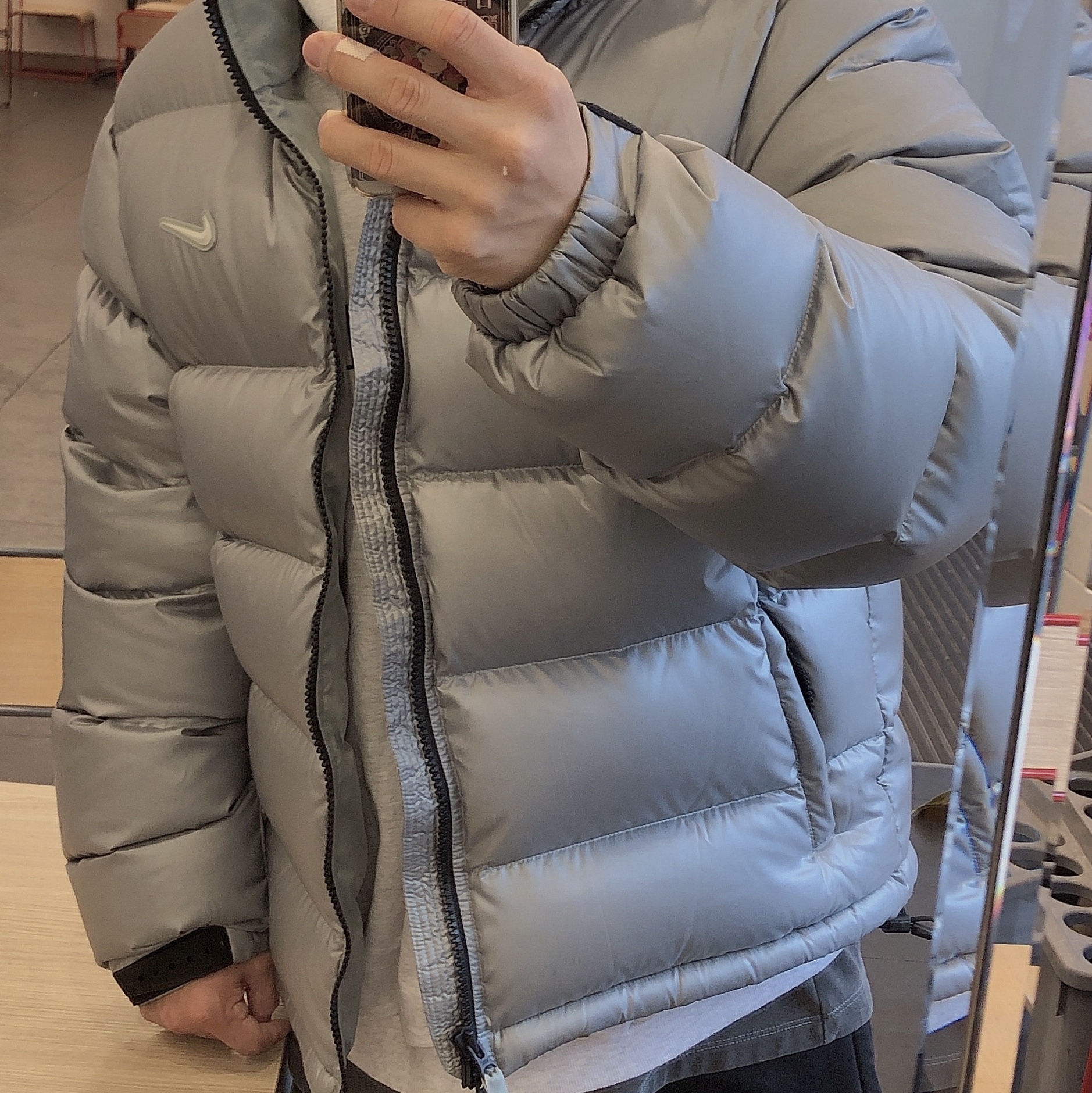 Nike x Drake Nocta Sunset Puffer Jacket Mica Green Cyber (FN8196-330), Yeezy x Gosha Rubchinskiy YZY Black Dogs Hoodie Heather Grey 착용 스타일 - 3