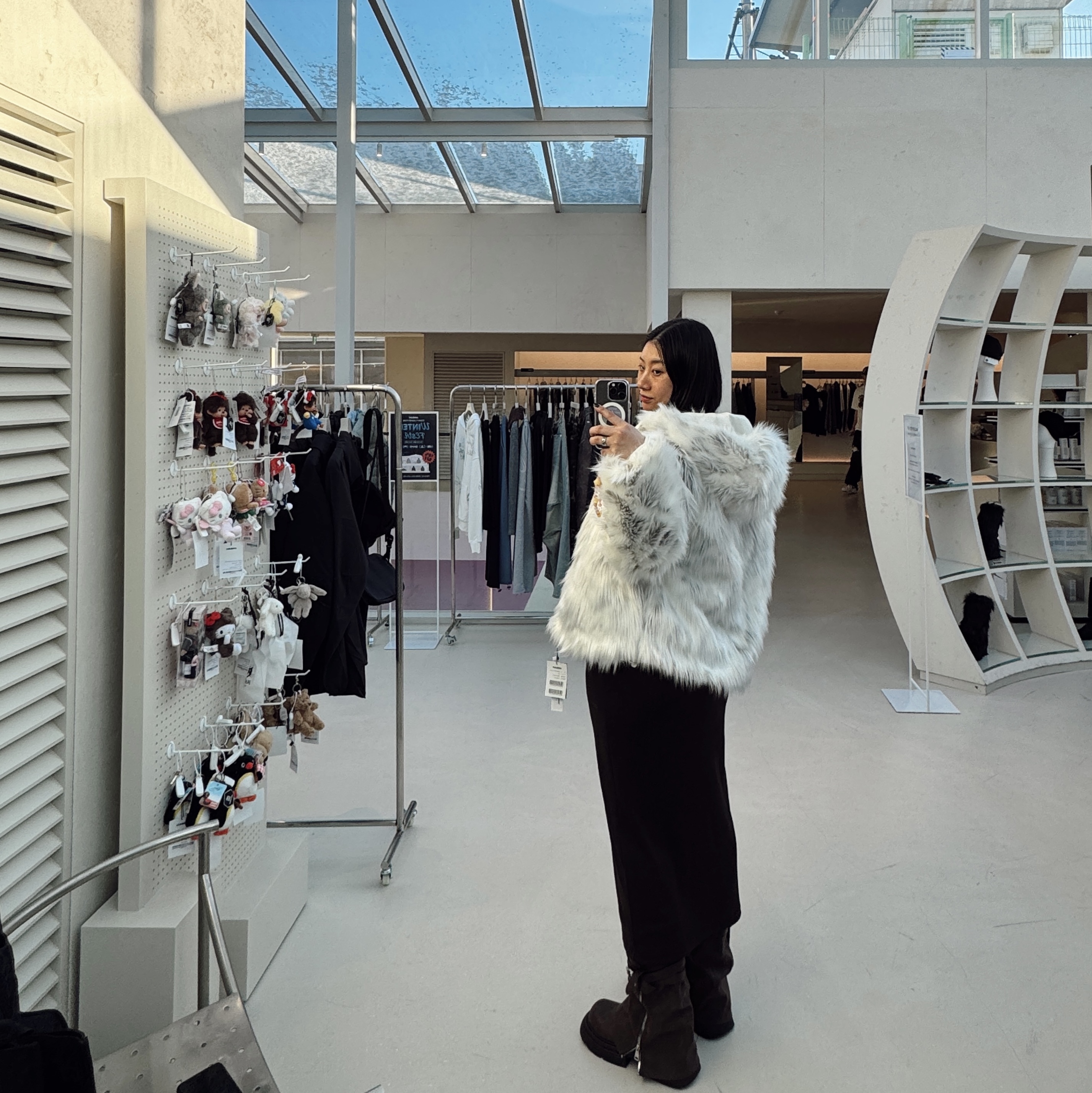 Nache Women Reversible Hoodie Faux Fur Jacket Cream - 25FW 착용 스타일
