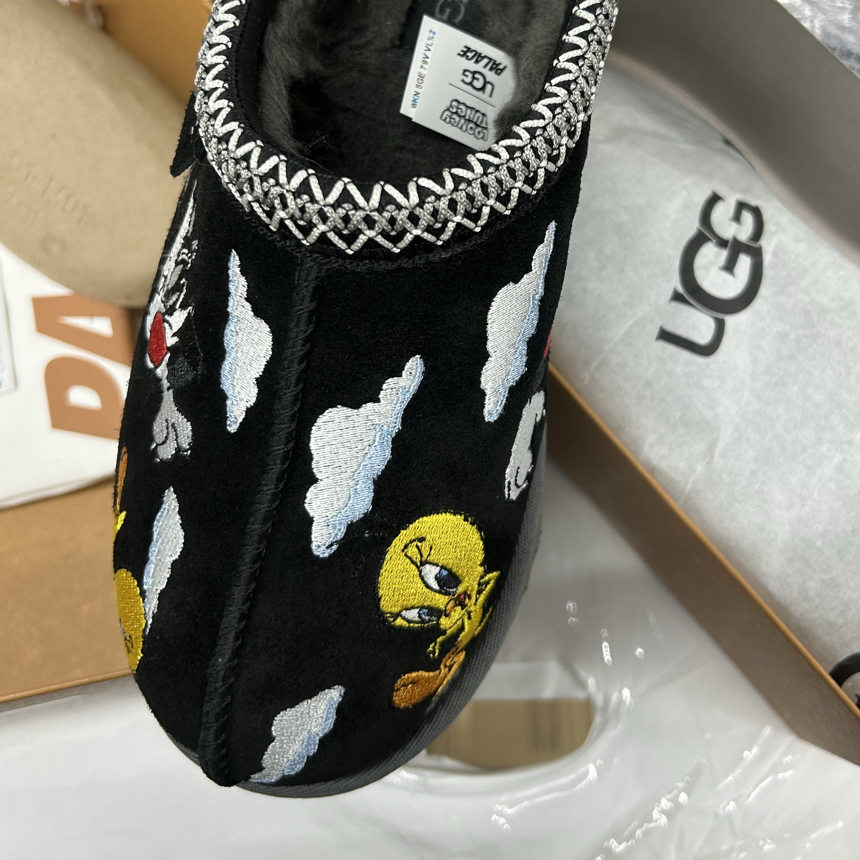 UGG x Palace x Looney Tunes Tasman Slipper Chestnut, UGG x Palace x Looney Tunes Tasman Slipper Black 착용 스타일
