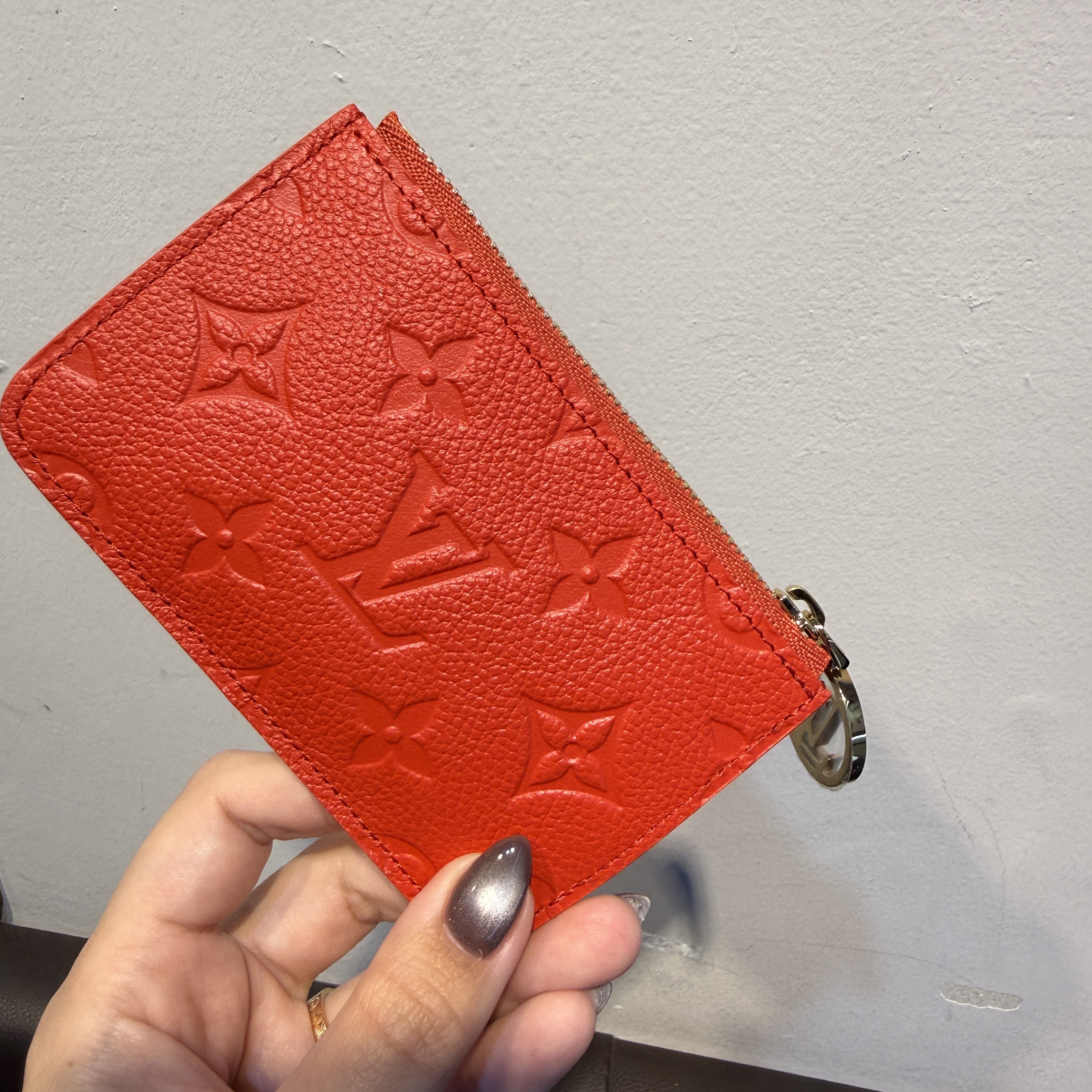 Louis Vuitton Romy Card Holder Louis Red 착용 스타일 - 2