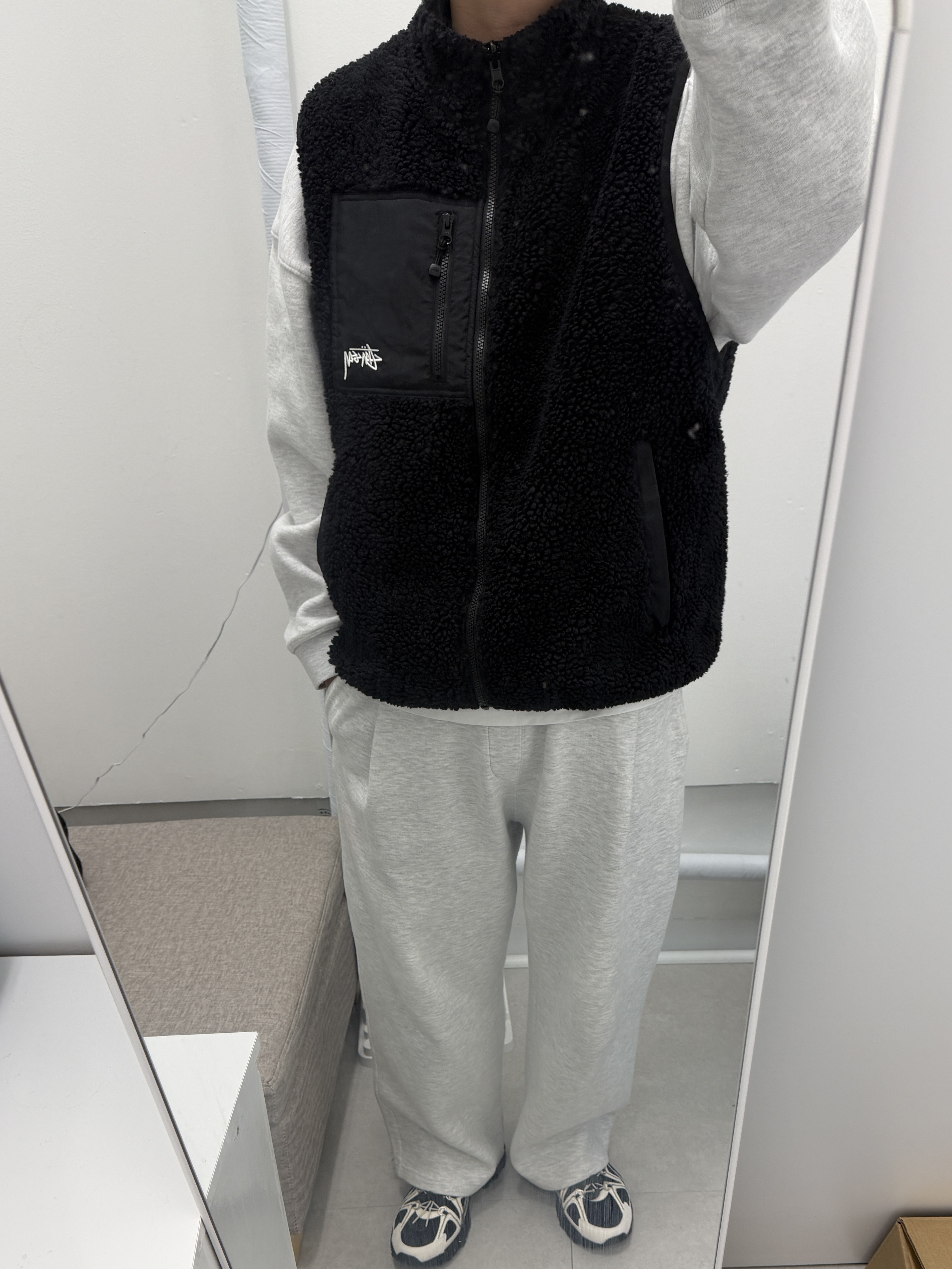 Stussy Sherpa Reversible Vest Black 착용 스타일 - 2
