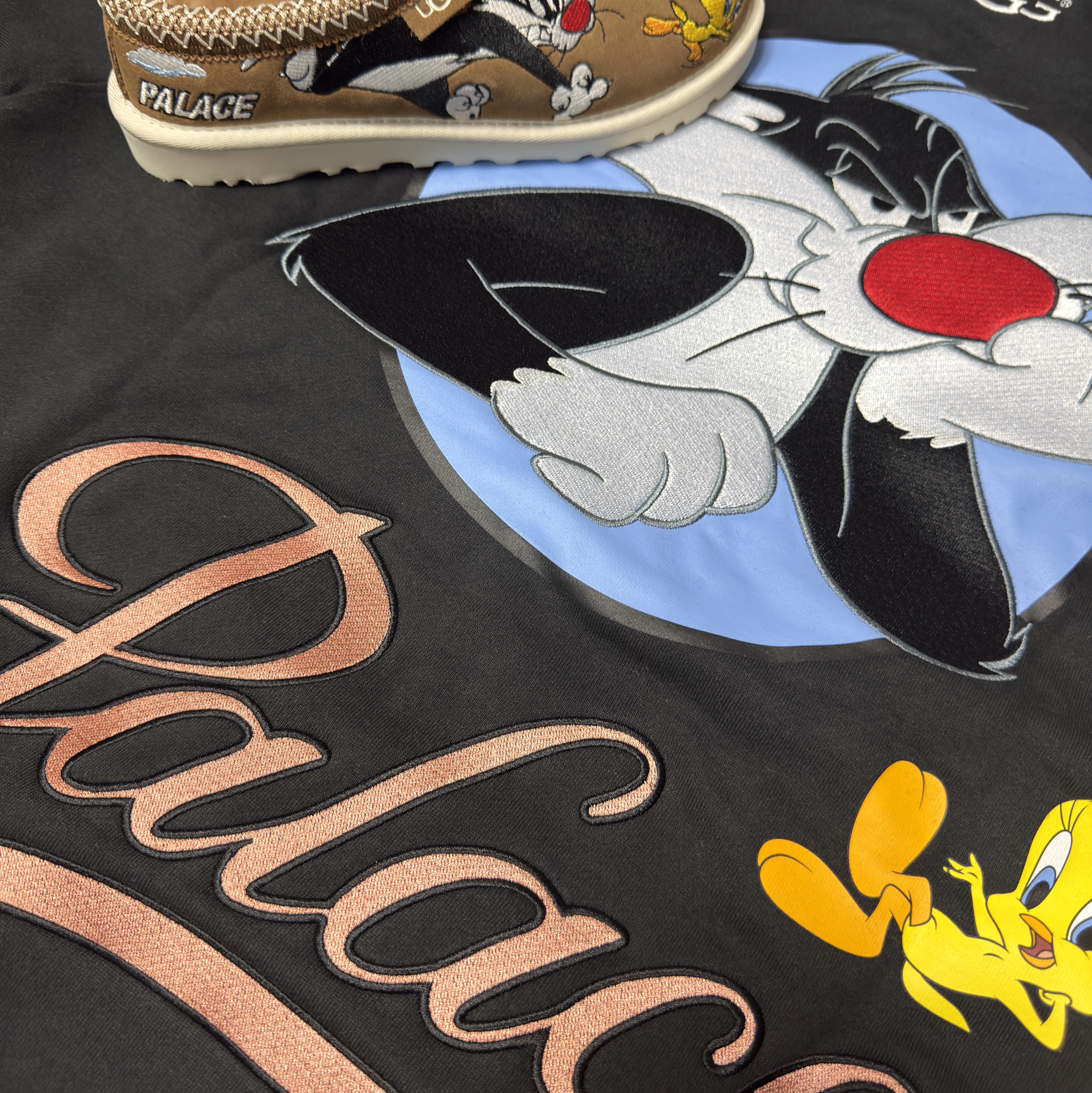 Palace x UGG x Looney Tunes Hood Black - 25FW, UGG x Palace x Looney Tunes Tasman Slipper Chestnut 착용 스타일