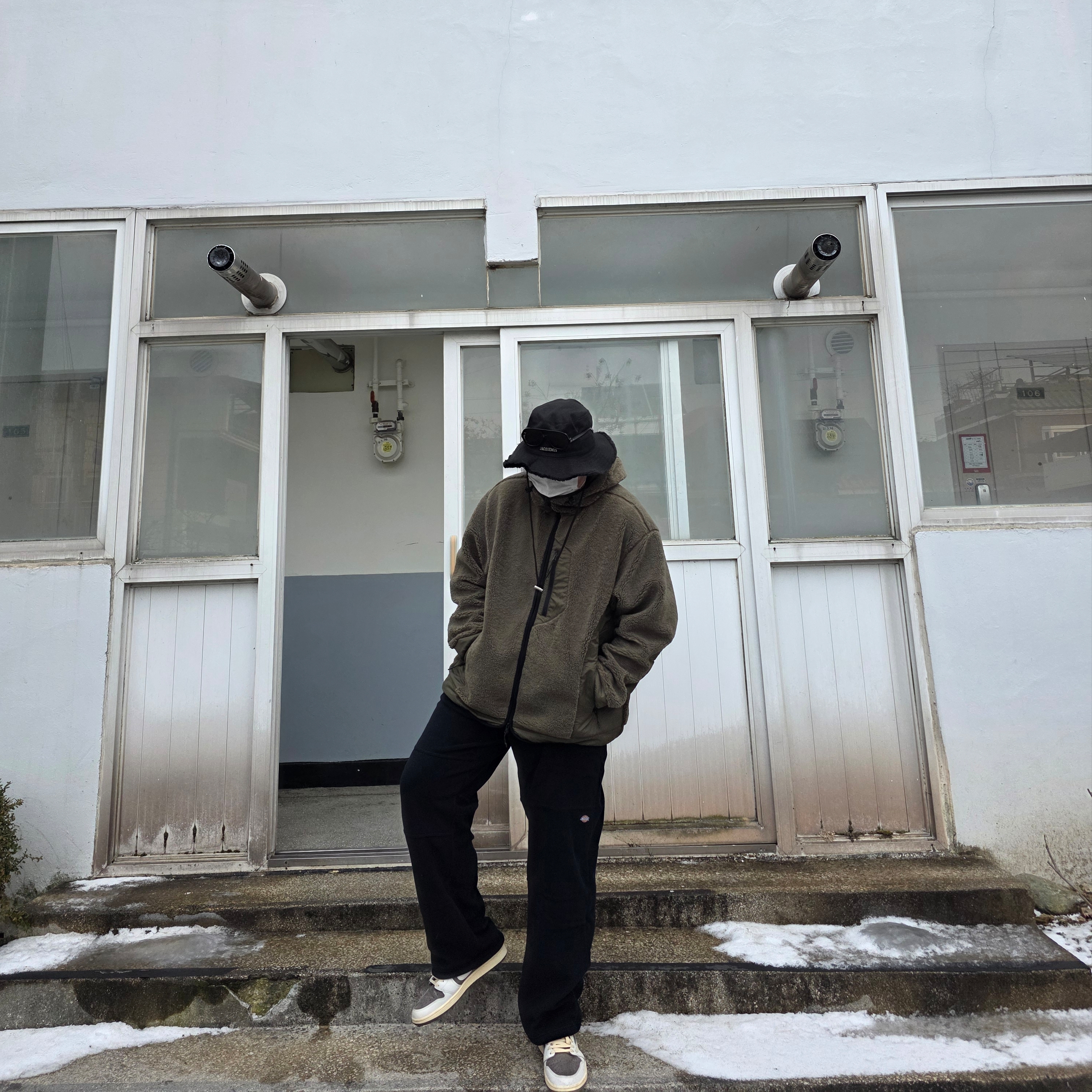 Jordan 1 x Travis Scott Retro Low OG SP Sail and Ridgerock, Jacquemus Le Bob Artichaut Bucket Hat Black 착용 스타일 - 2