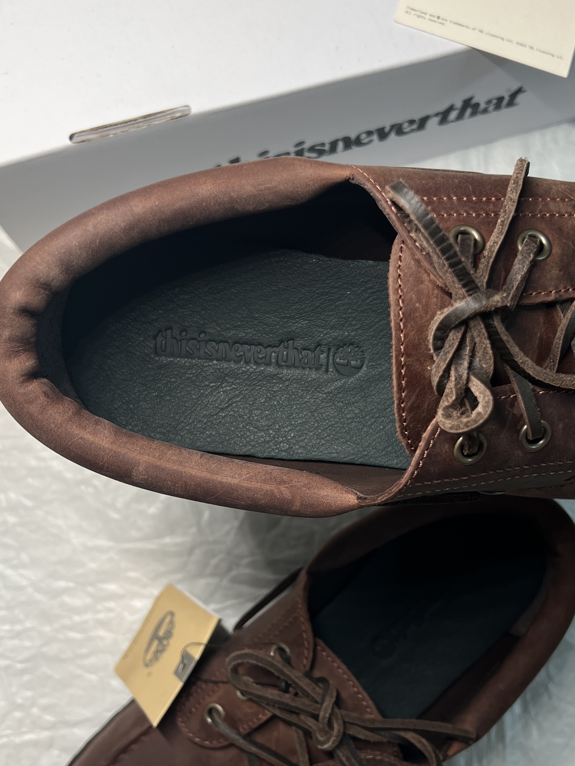Timberland x Thisisneverthat 3-Eye Authentic Boat Shoes Brown - Wide, Timberland Premium 6 inch Waterproof Boot Wheat Nubuck - Wide 착용 스타일 - 4