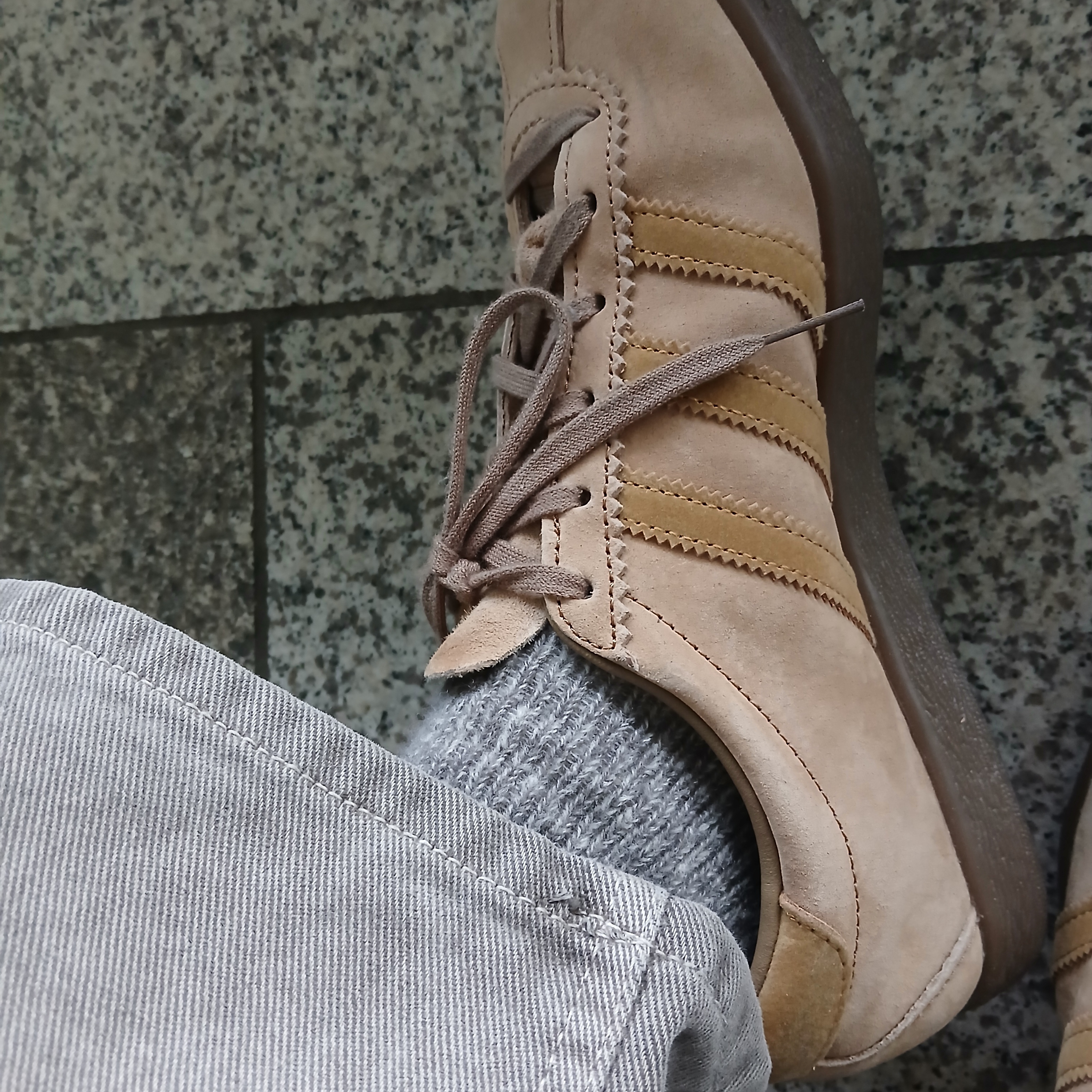 Adidas Tobacco Pantone Mesa 착용 스타일 - 3