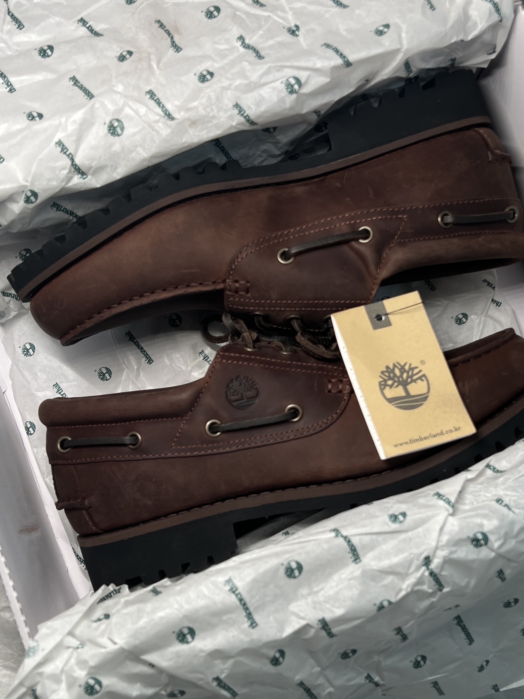 Timberland x Thisisneverthat 3-Eye Authentic Boat Shoes Brown - Wide, Timberland Premium 6 inch Waterproof Boot Wheat Nubuck - Wide 착용 스타일 - 2