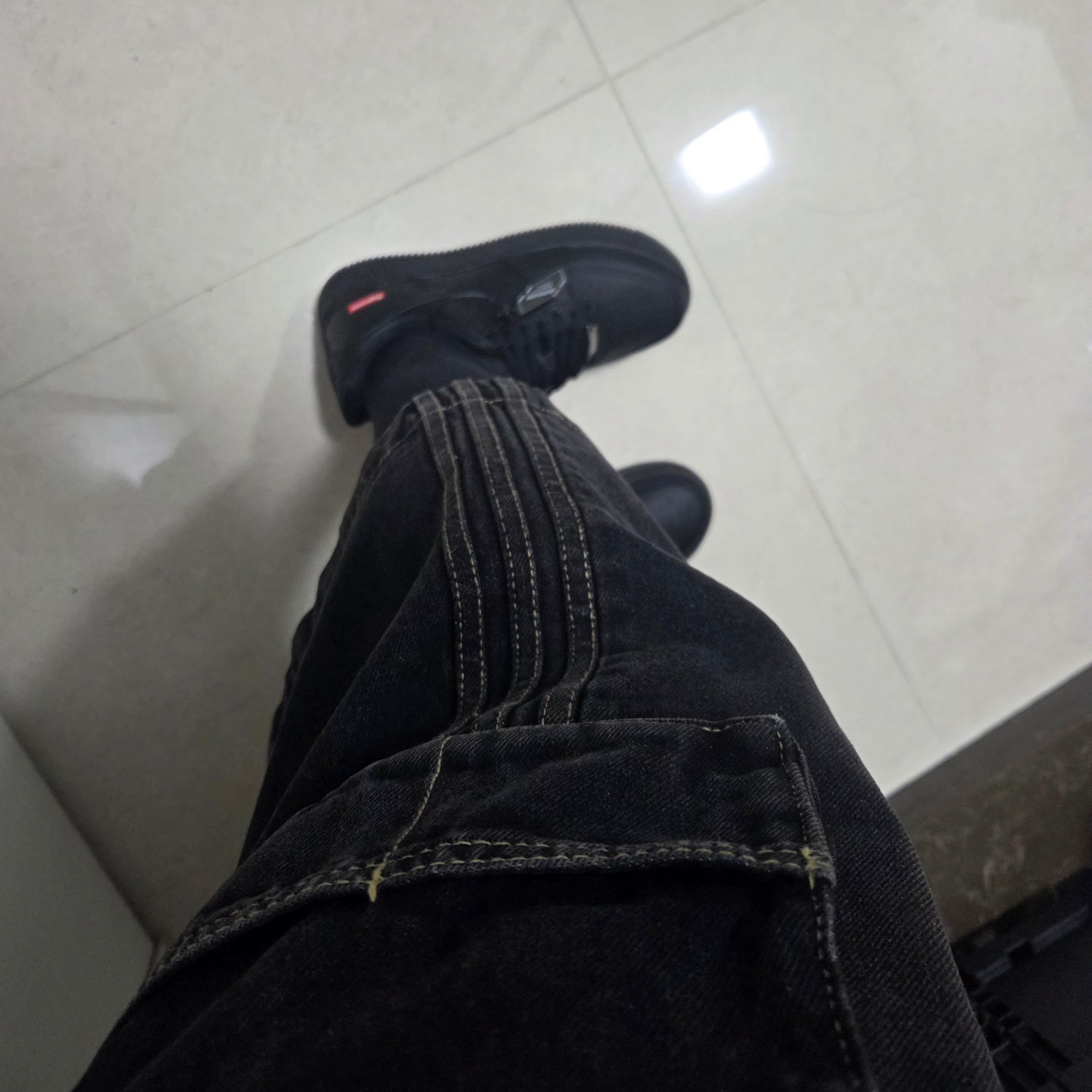 Nike x Supreme Air Force 1 Low Black 착용 스타일 - 1