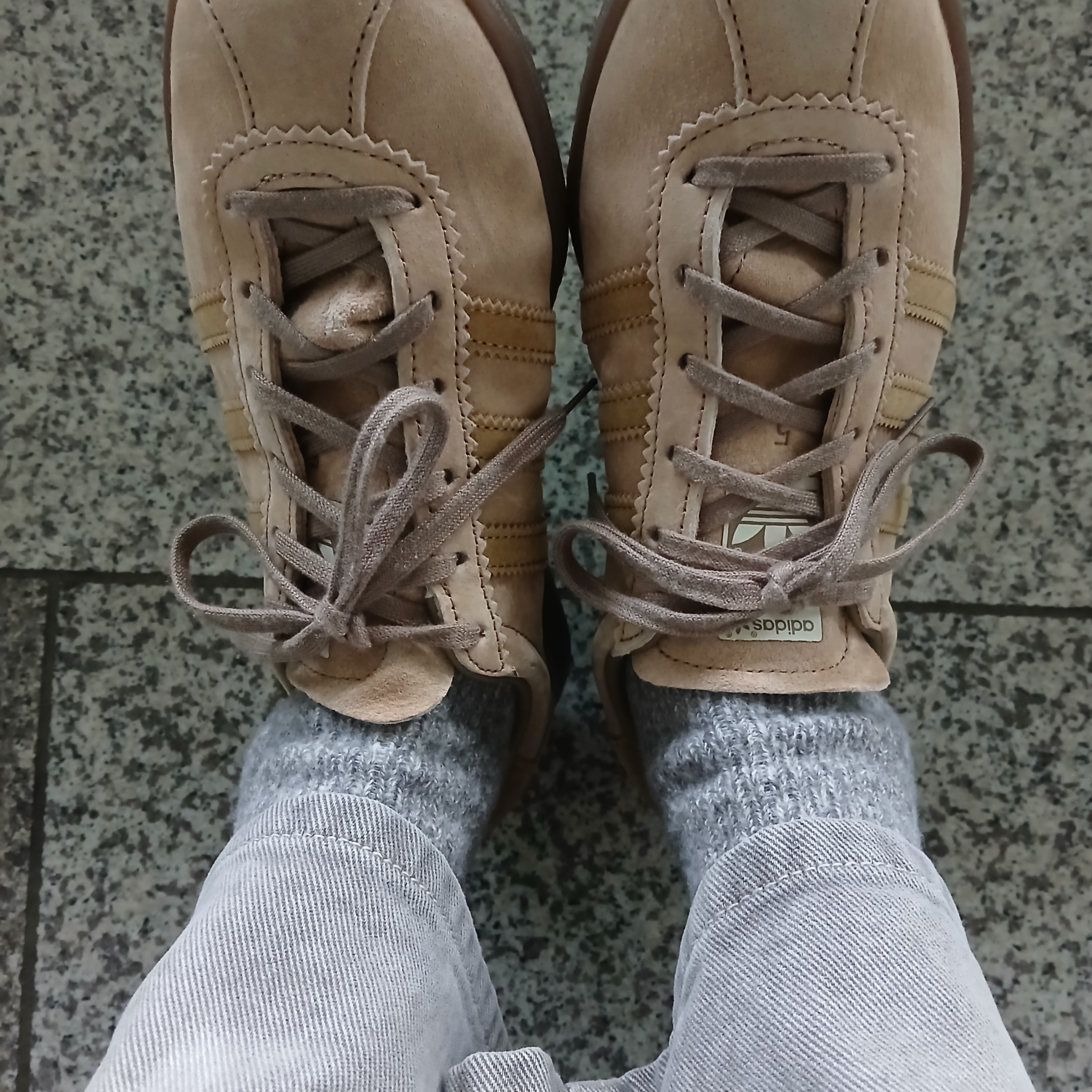 Adidas Tobacco Pantone Mesa 착용 스타일 - 2