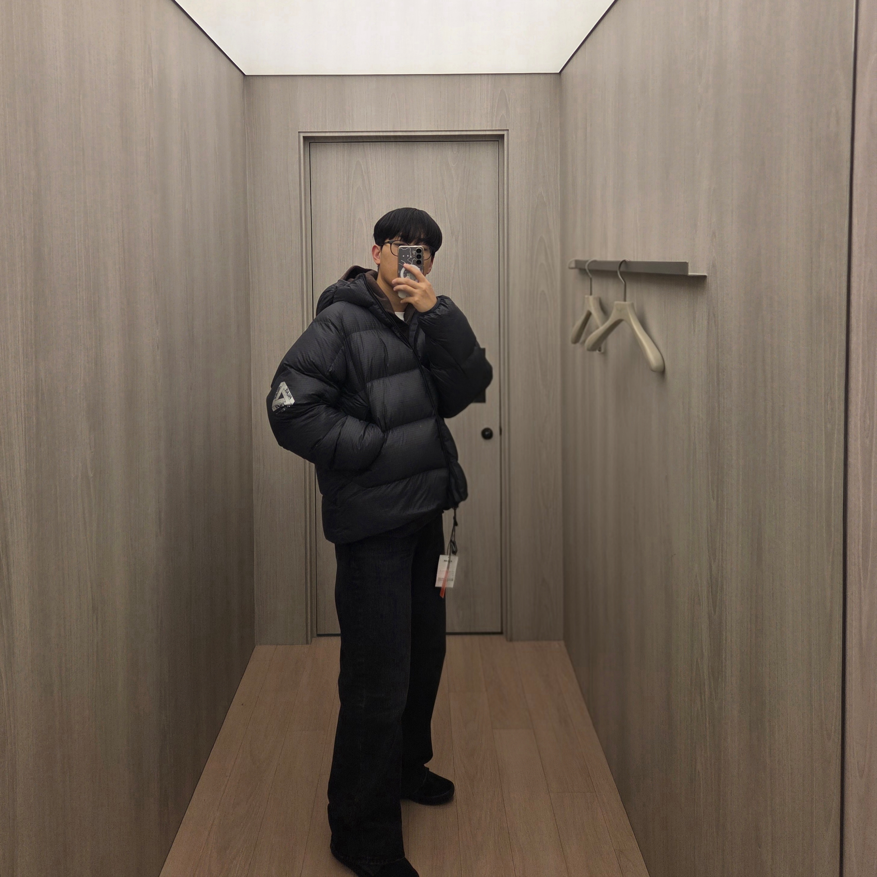 Palace Pertex Quantum RS Puffa Black - 25FW, Adidas Yeezy Boost 750 Triple Black 착용 스타일