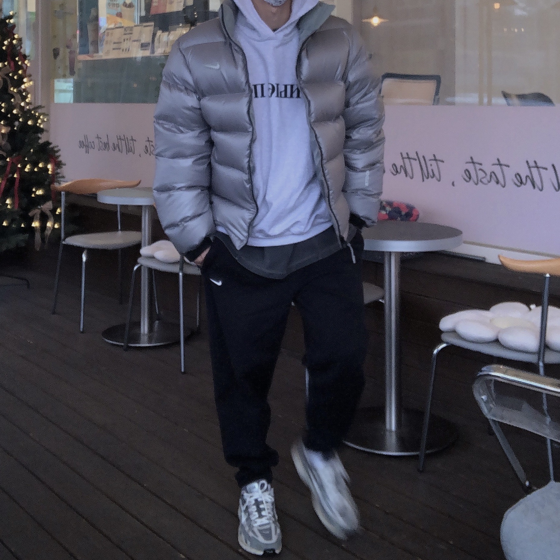 Nike x Drake Nocta Sunset Puffer Jacket Mica Green Cyber (FN8196-330), Yeezy x Gosha Rubchinskiy YZY Black Dogs Hoodie Heather Grey 착용 스타일 - 1