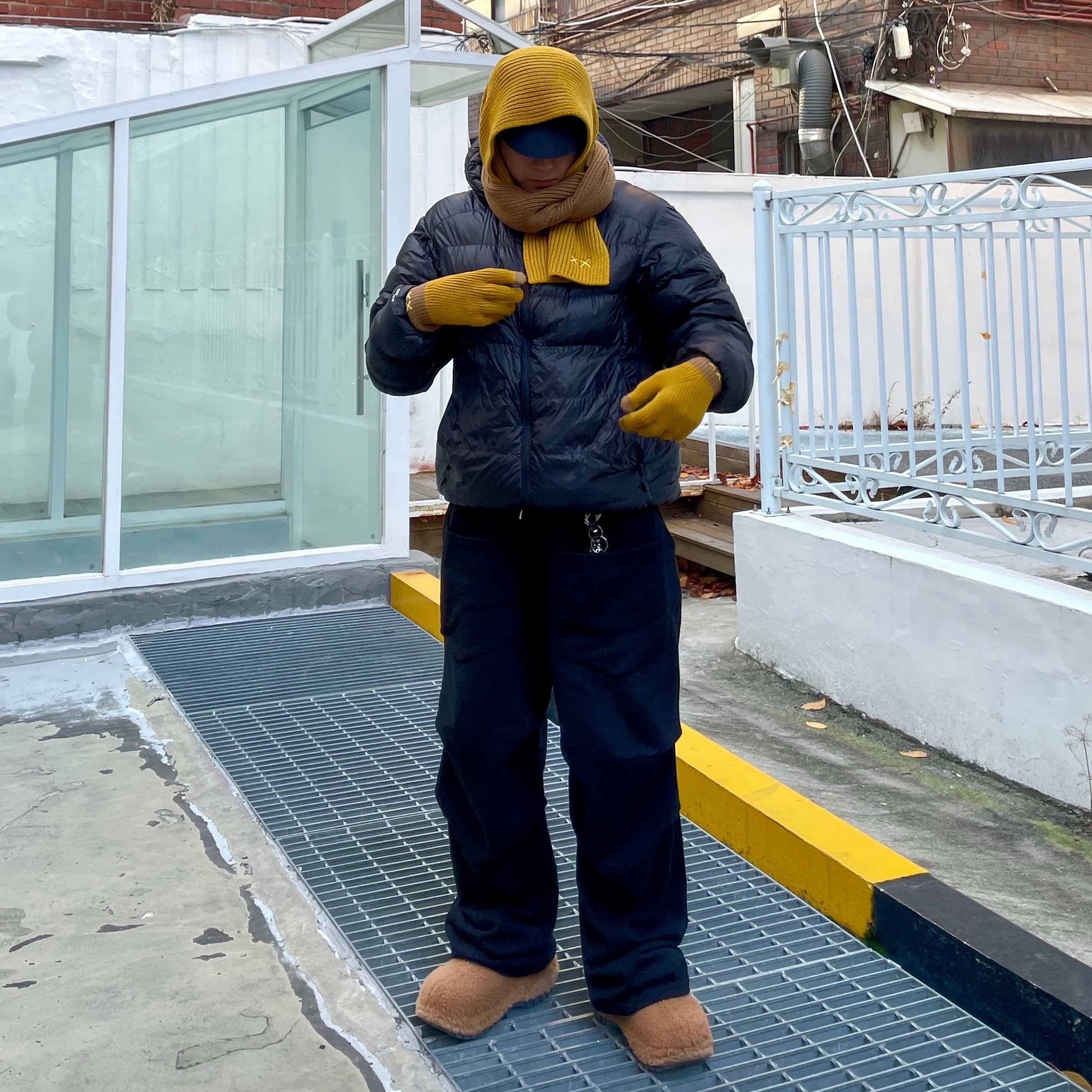 Uniqlo x Kaws Heattech Knit Scarf Yellow, Uniqlo x Kaws Heattech Knit Gloves Yellow 착용 스타일 - 1