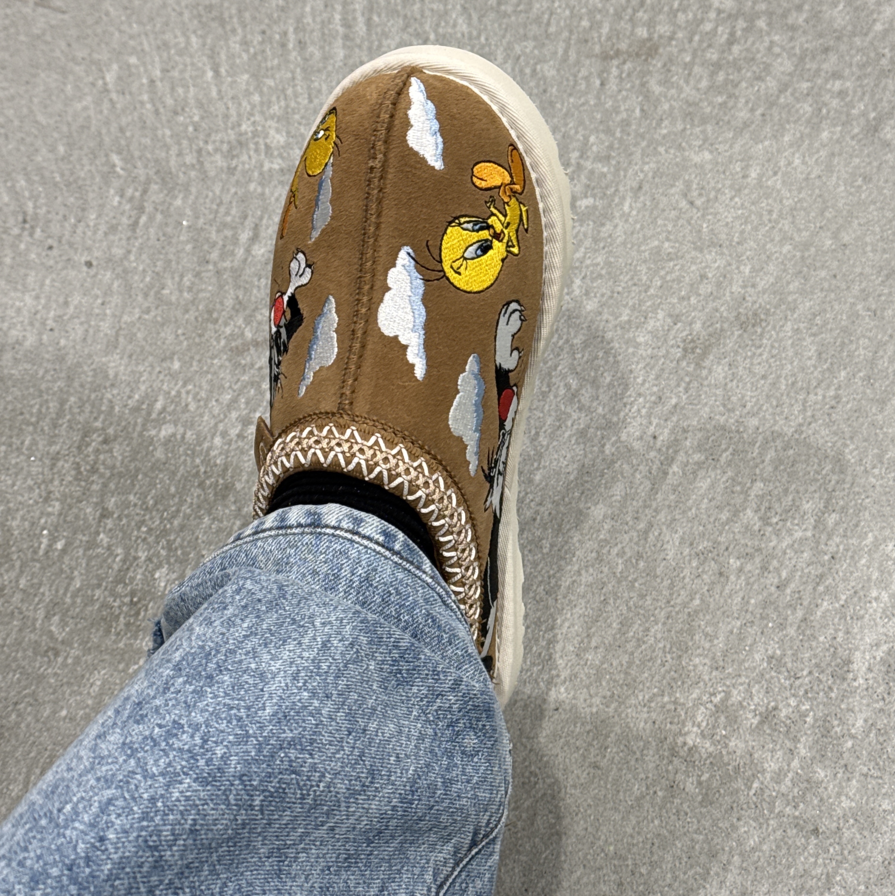 UGG x Palace x Looney Tunes Tasman Slipper Chestnut 착용 스타일