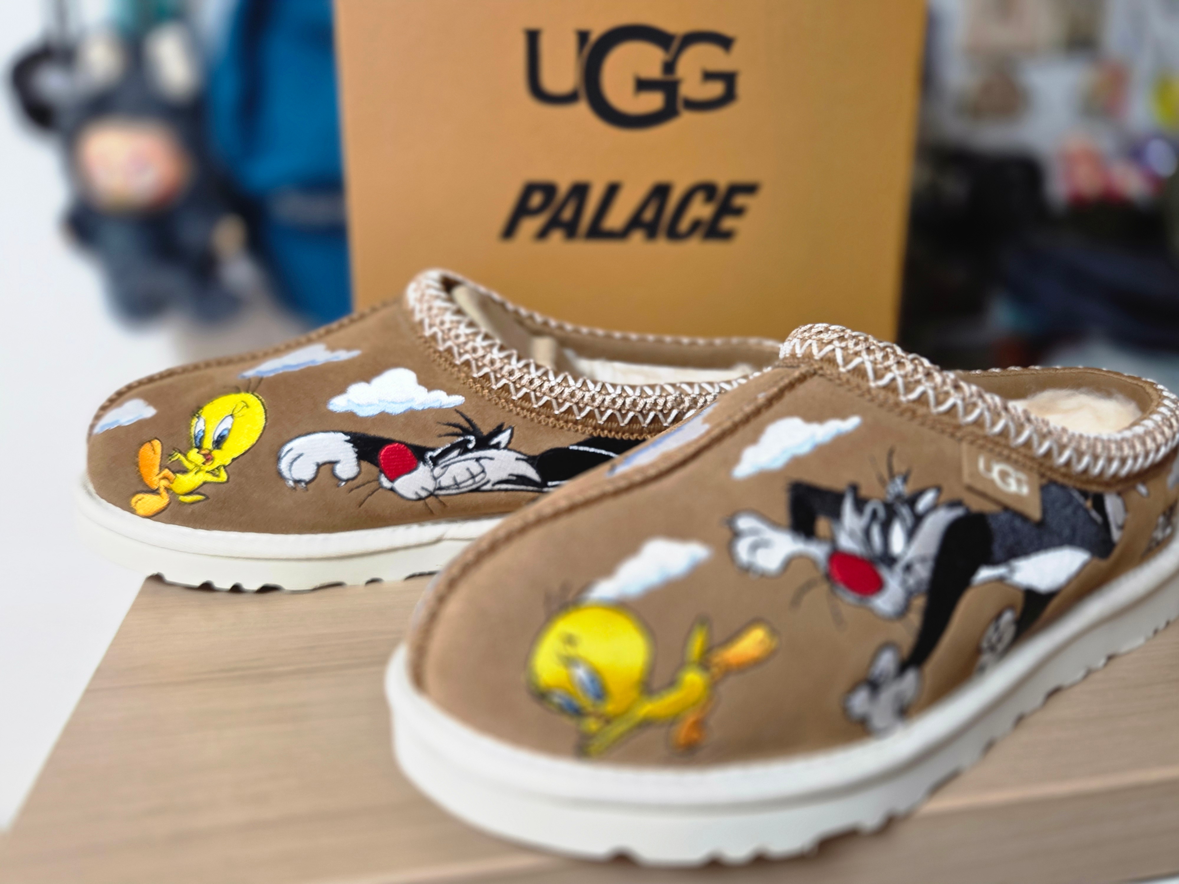 UGG x Palace x Looney Tunes Tasman Slipper Chestnut 착용 스타일