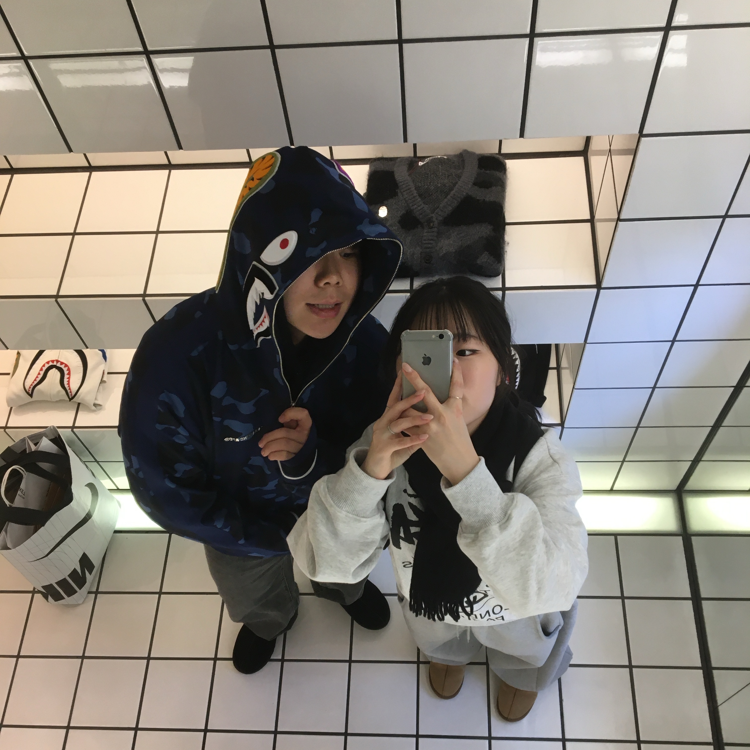BAPE Color Camo Tiger Shark T-Shirt Black Navy, BAPE Color Camo Shark Full Zip Hoodie Navy 착용 스타일 - 3