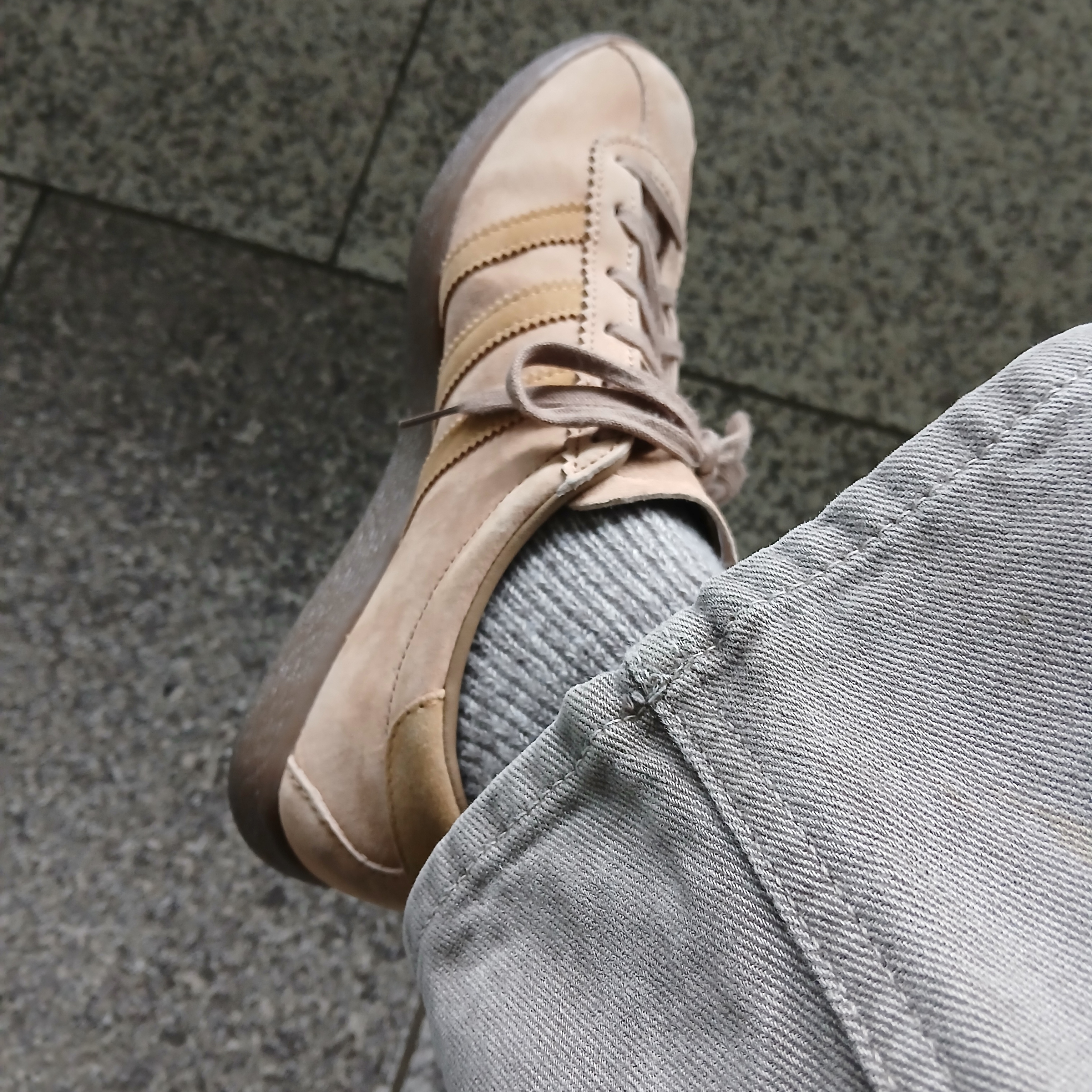 Adidas Tobacco Pantone Mesa 착용 스타일 - 4