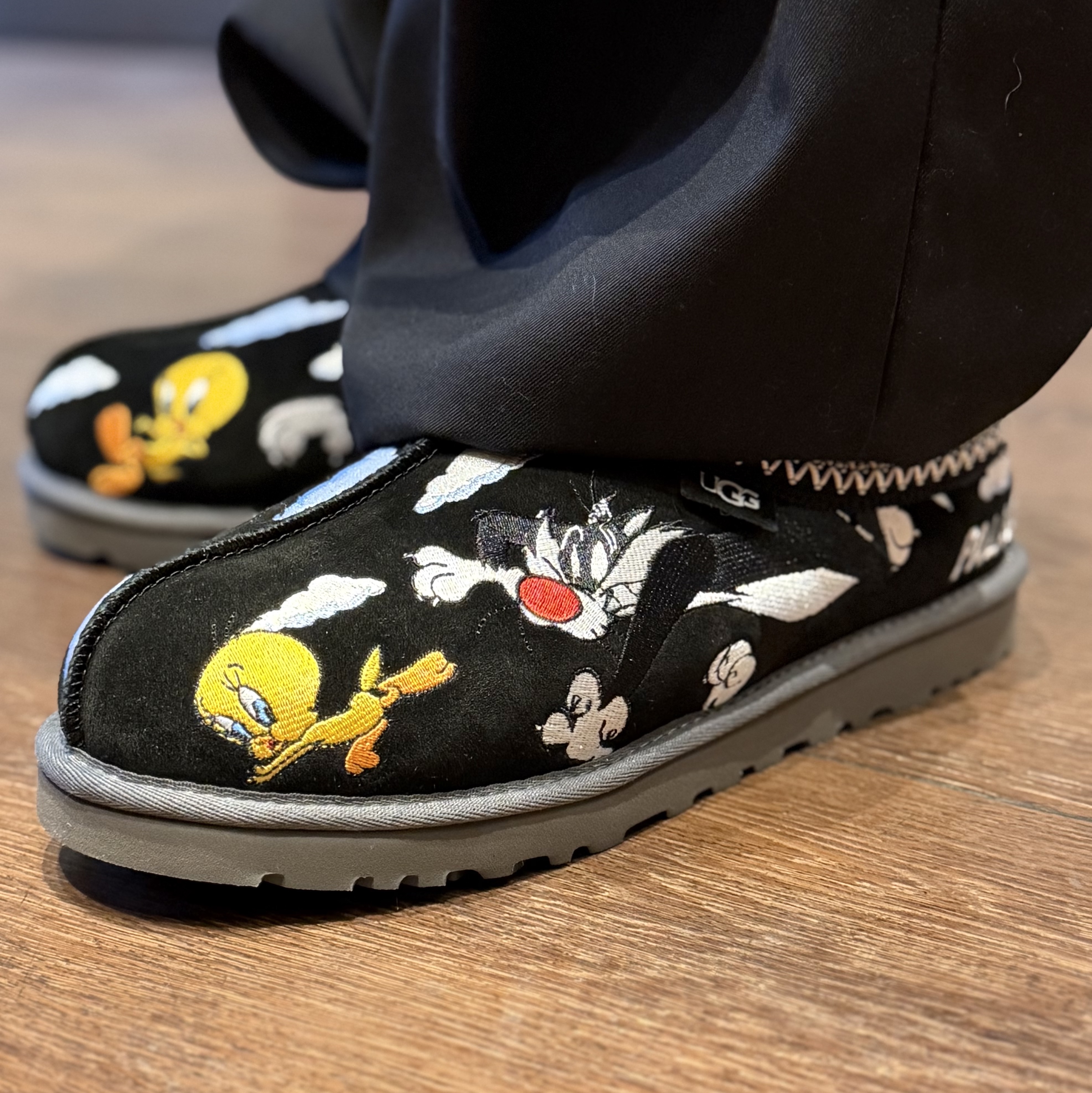 UGG x Palace x Looney Tunes Tasman Slipper Black 착용 스타일