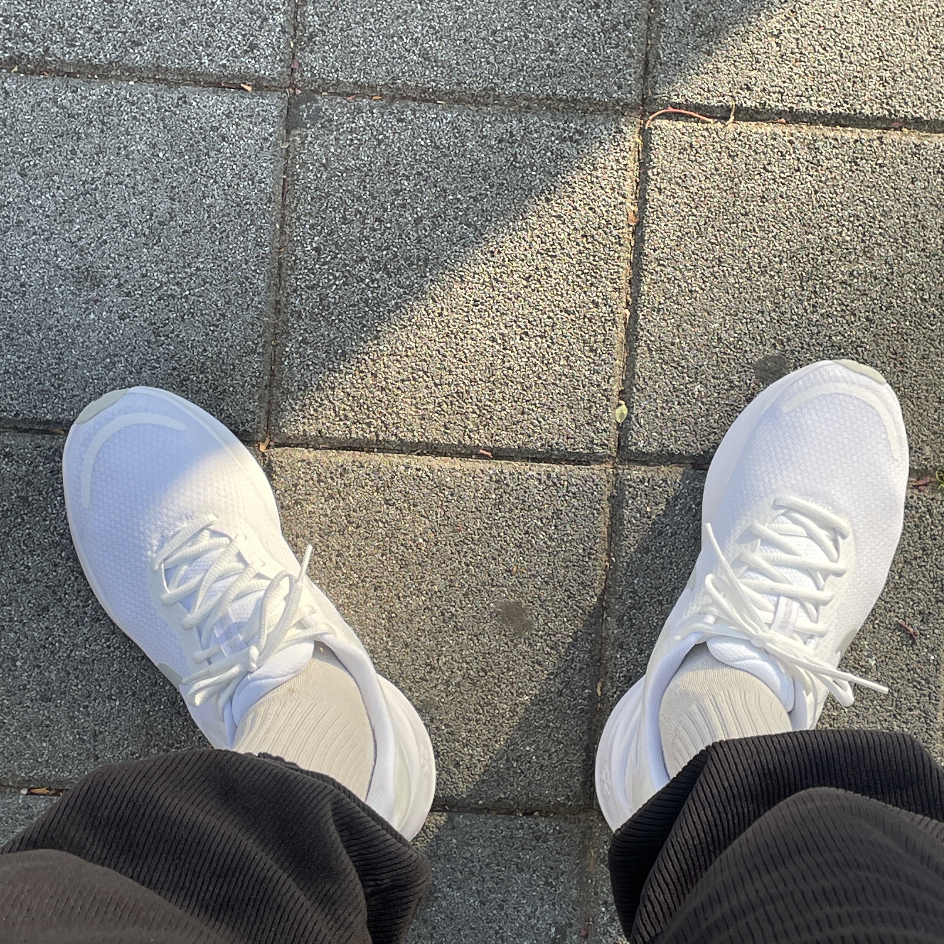 Nike Revolution 7 White 착용 스타일