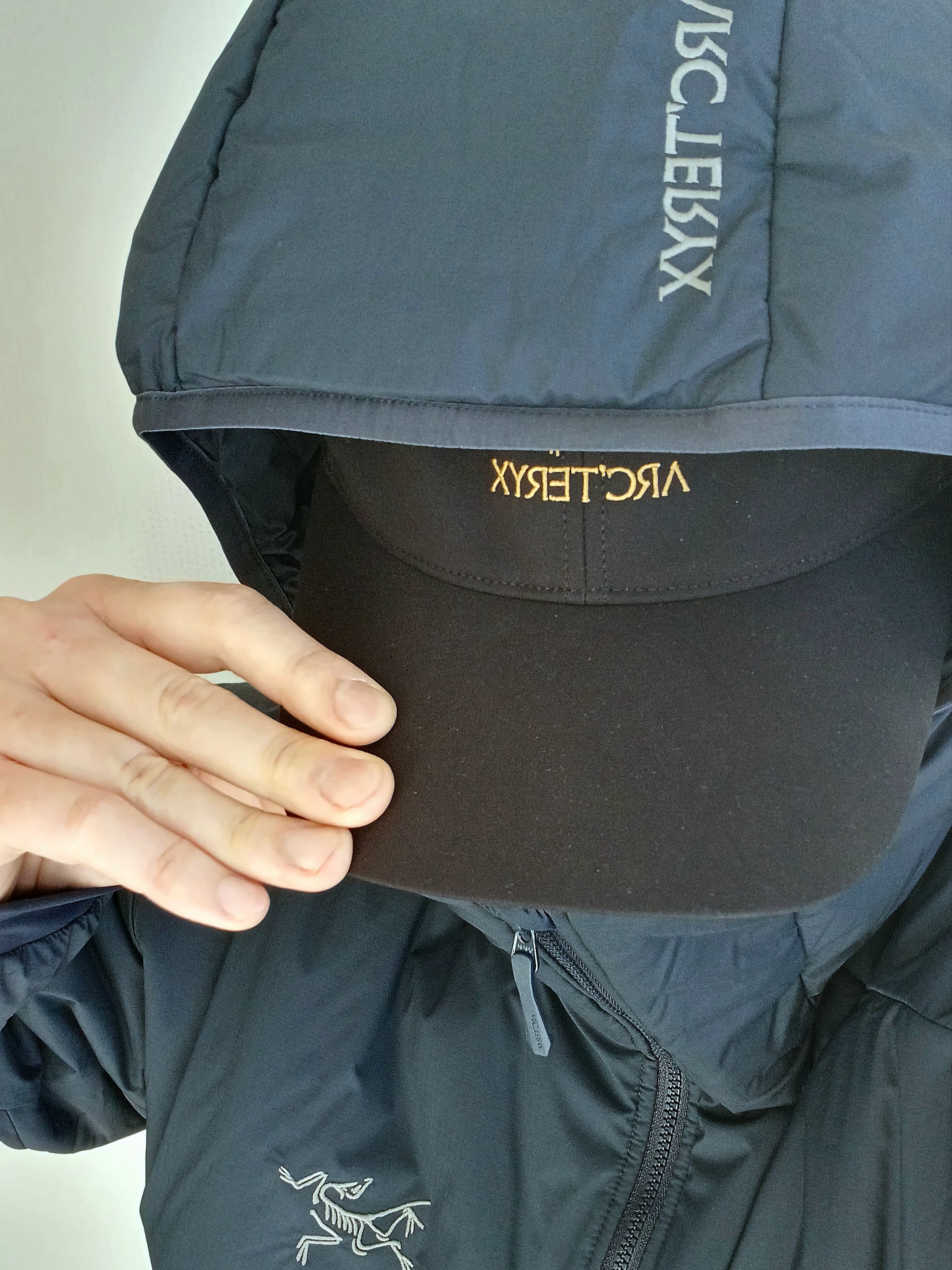 Arc'teryx Bird Word Cap 24K Black, Arc'teryx Atom SV Hoody Black Sapphire 착용 스타일 - 1